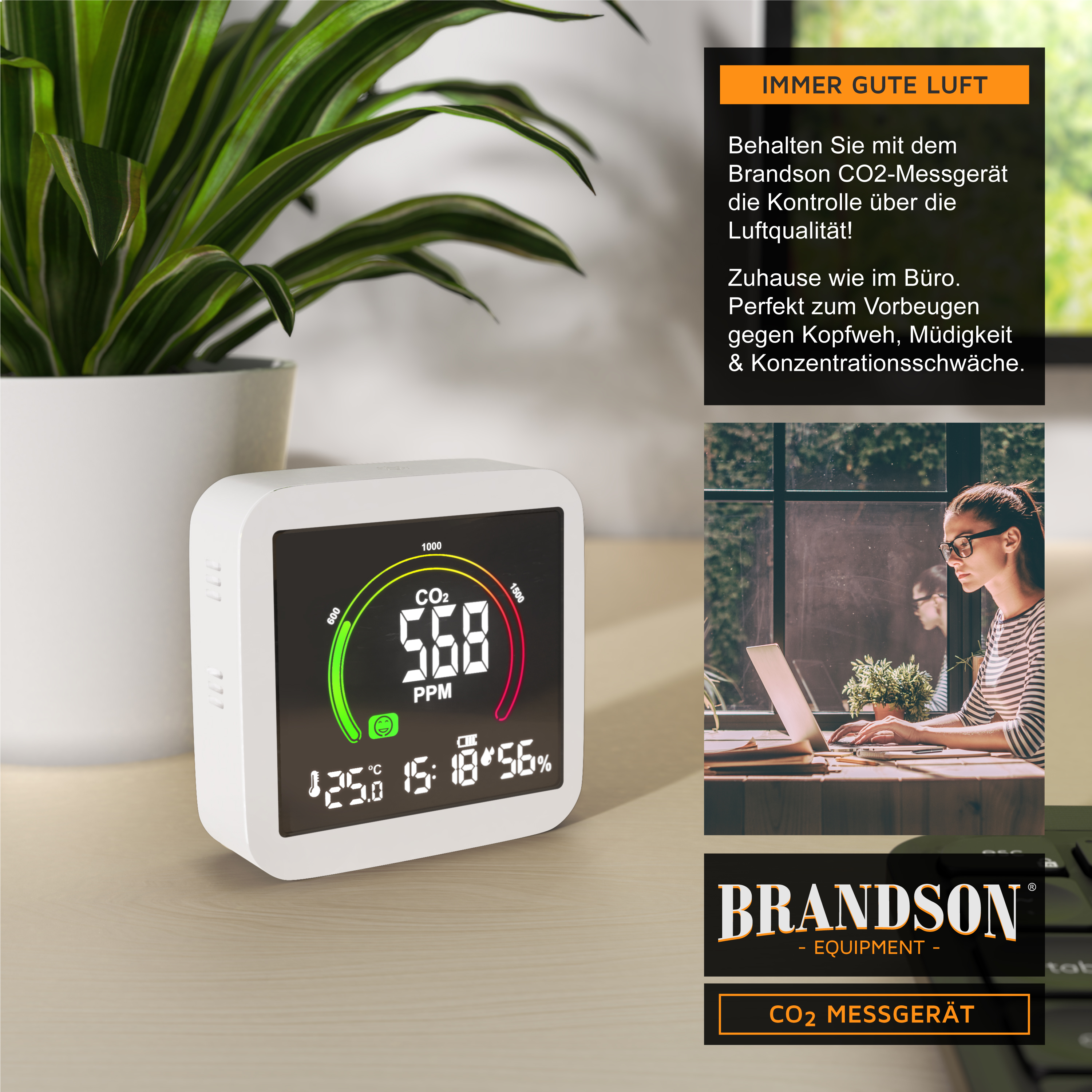 Brandson CO2-Messgerät in weiß mit digitalem Display zur Luftqualitätskontrolle, abgestellt auf einem Tisch neben einer Pflanze.