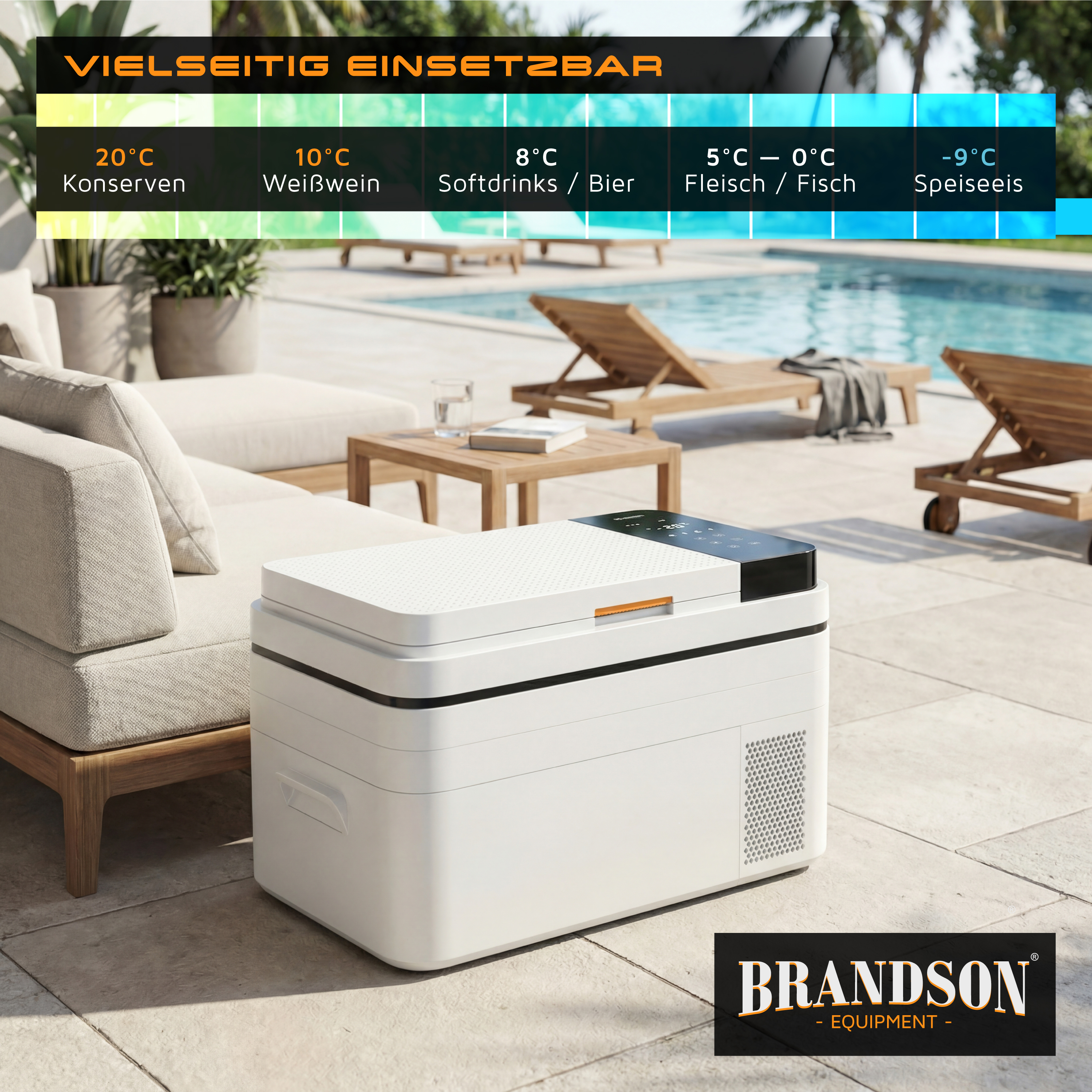 Brandson elektrische Kühlbox in Weiß mit digitalem Bedienfeld und Tragegriff, auf einer Terrasse neben einem Pool platziert.