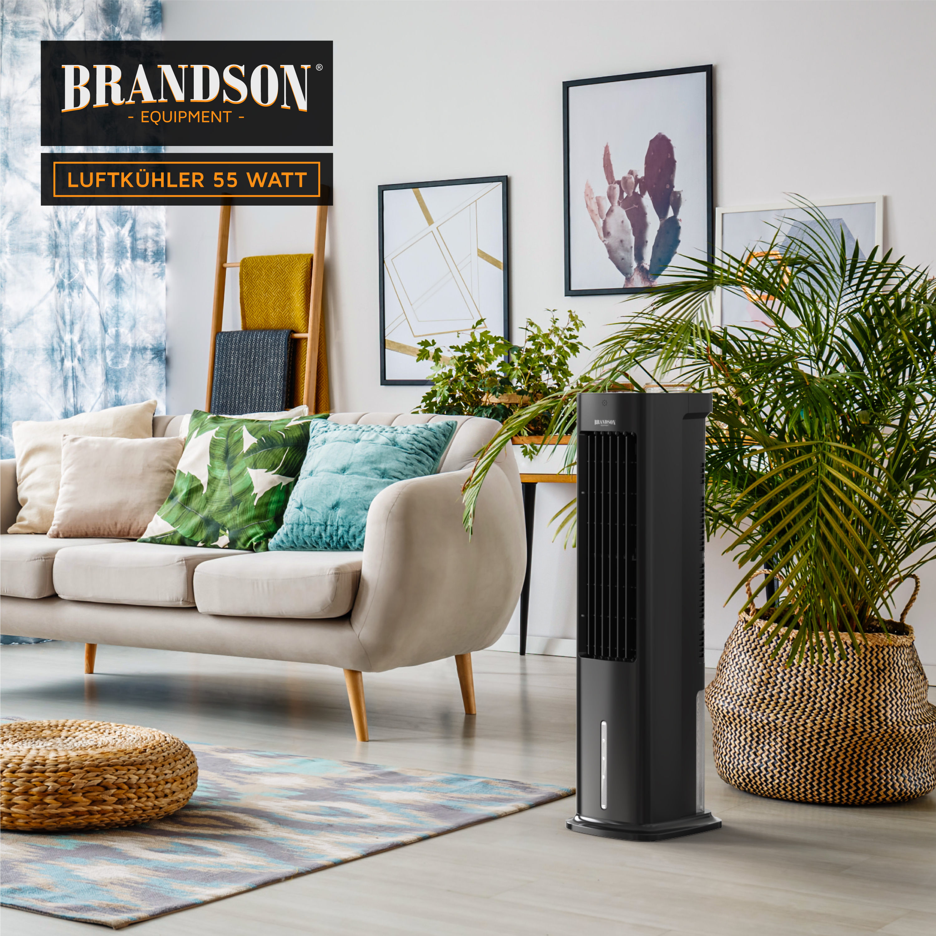 Brandson Luftkühler in Schwarz mit Bedienfeld und Fernbedienung, platziert neben einem Sofa in einem modernen Wohnzimmer.