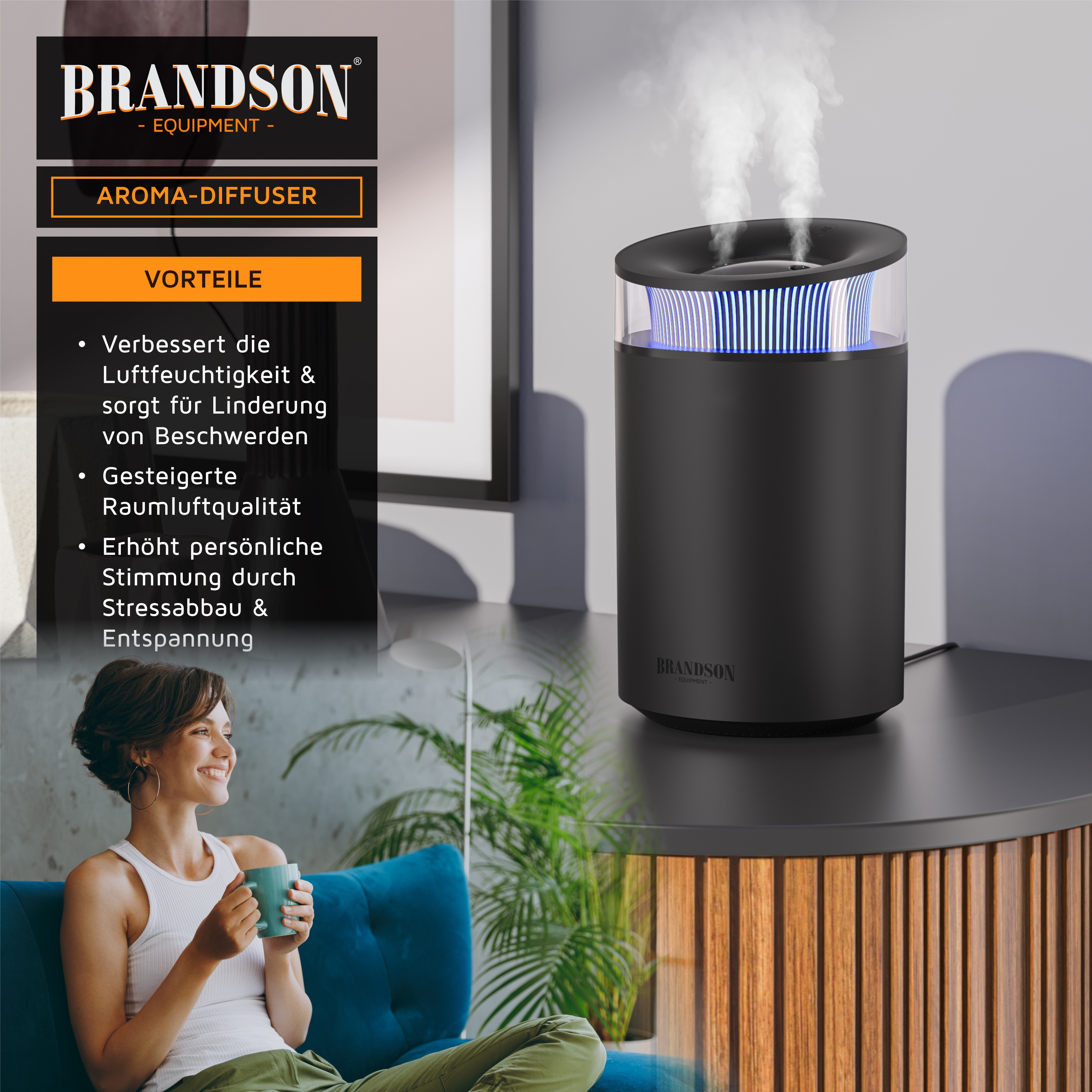 Brandson Aroma-Diffusor im schwarzen Design mit transparentem oberen Bereich, der Dampf ausstößt, auf einem Tisch neben einer entspannten Person.