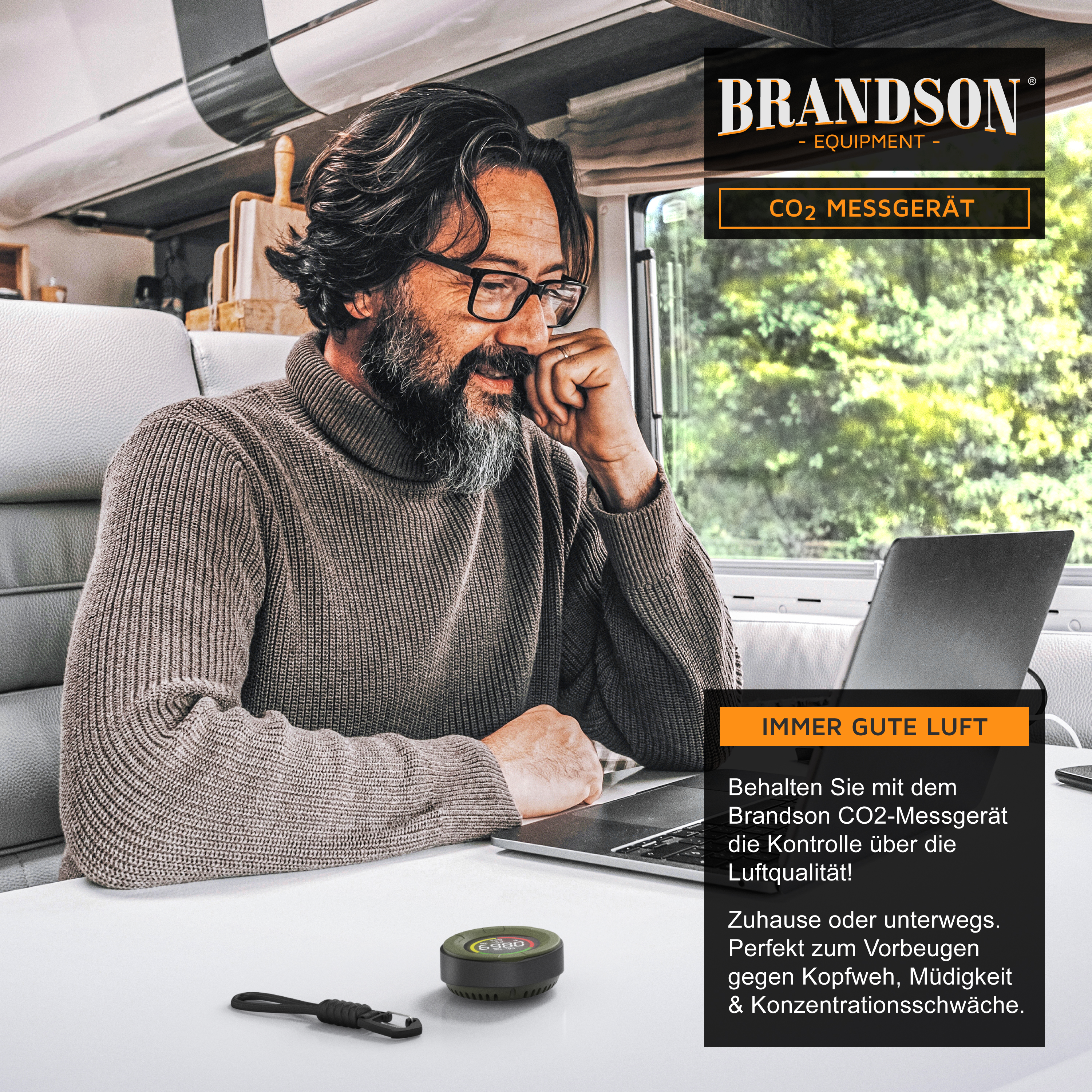 Brandson CO2-Messgerät in Schwarz und Grün, mit kompaktem Design und Display, platziert auf einem Tisch neben einem Laptop.