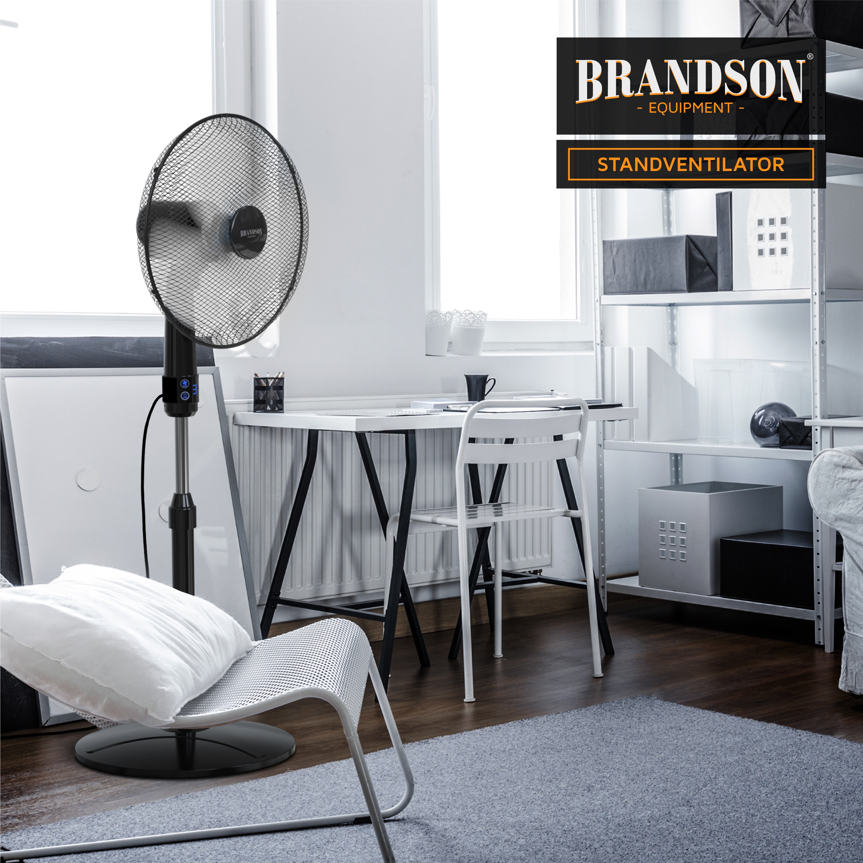 Brandson Standventilator mit schwarzem Standfuß, verstellbarem Metallgitter und Bedienfeld, platziert in einem modernen Raum.