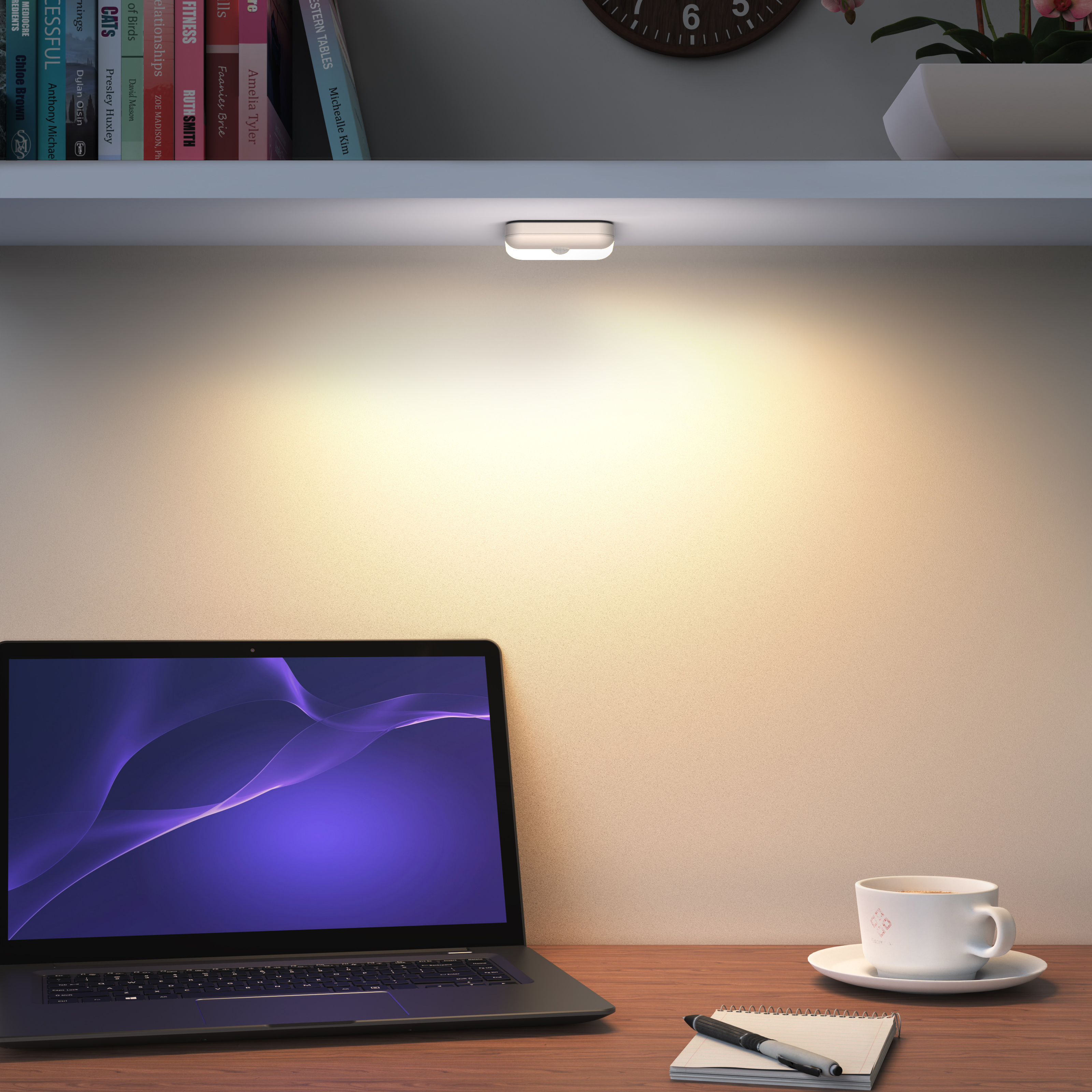 Brandson LED-Schreibtischlampe mit kompaktem Design, warmem Licht und einfacher Montage an Regalen, ideal für Arbeitsbereiche.