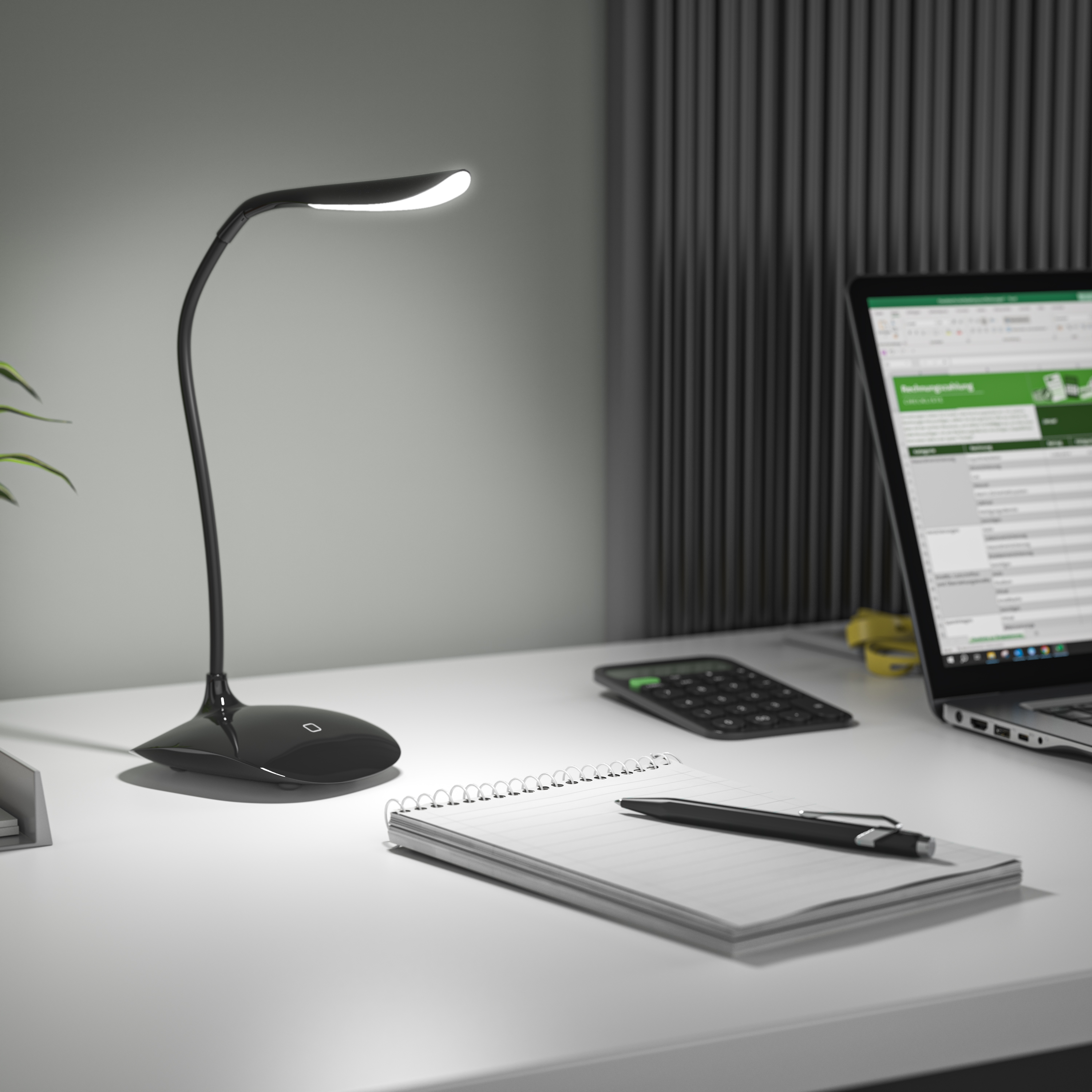 Brandson Schreibtischlampe in Schwarz mit flexiblem Hals und LED-Leuchte auf einem Schreibtisch neben einem Laptop und Notizblock.