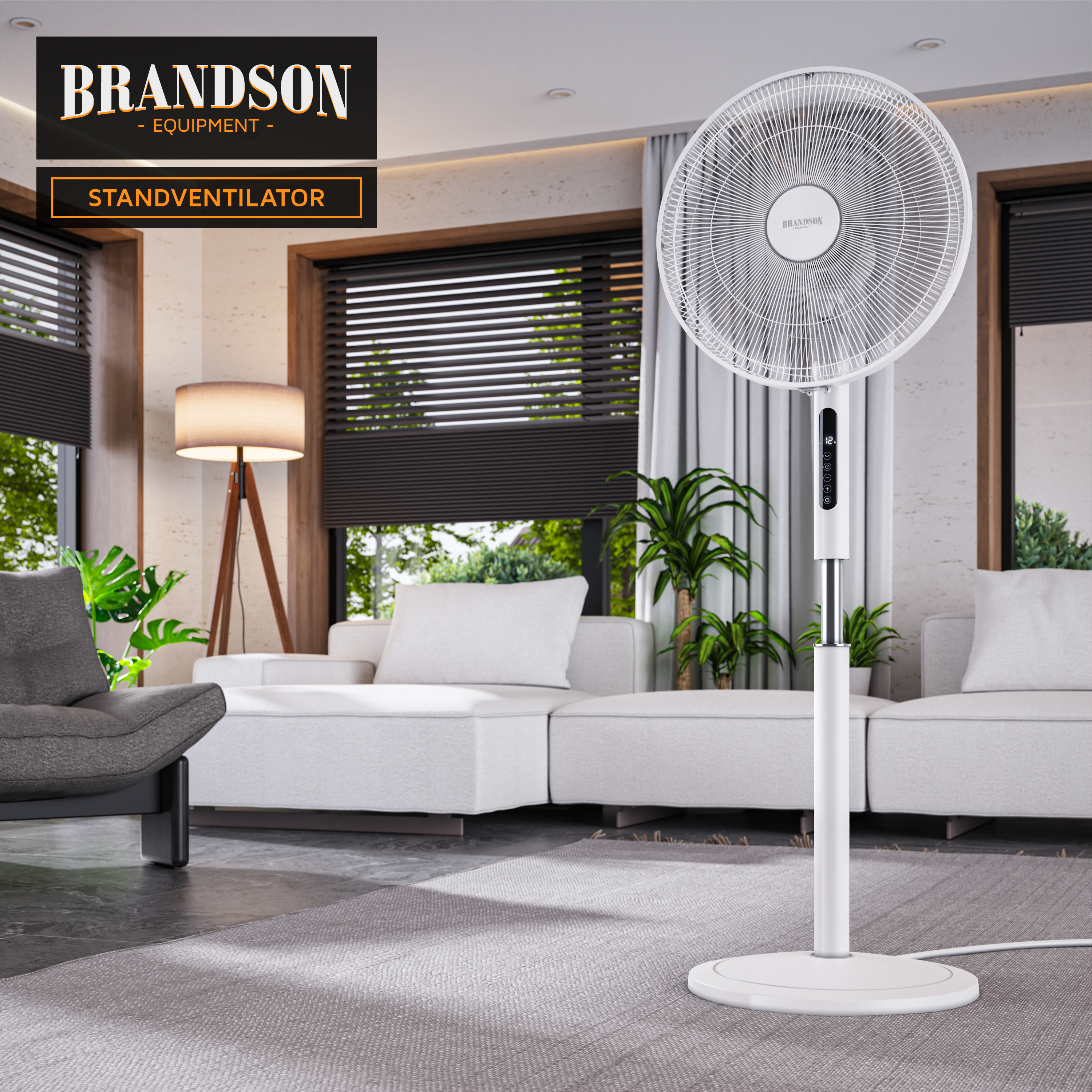 Brandson Standventilator in modernem Design, weiß mit Bedienfeld, auf einem stabilen Standfuß in einem hellen Wohnraum.