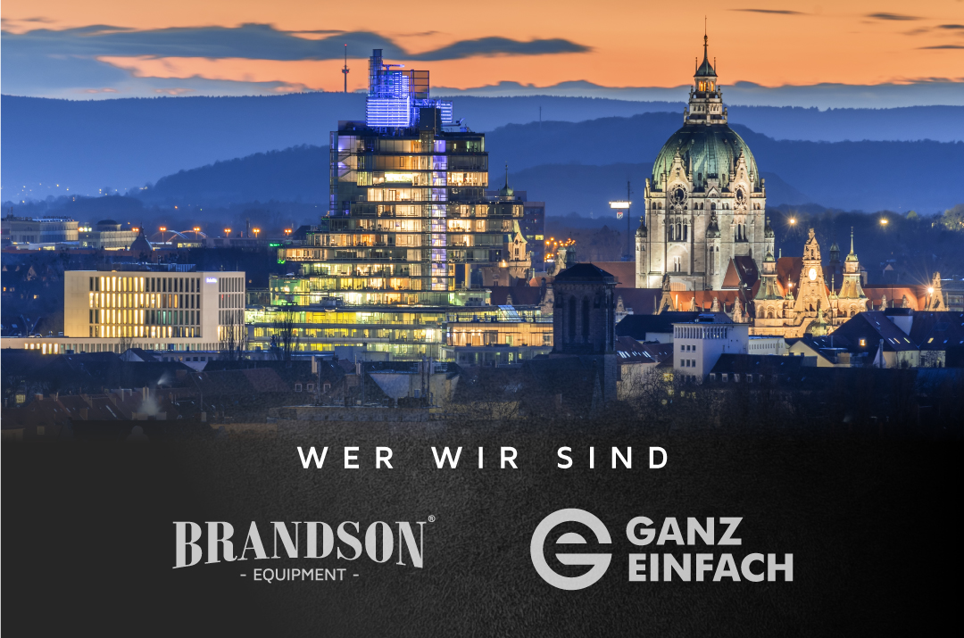 Das Brandson-Logo wird in der Abenddämmerung vor der Skyline einer Stadt angezeigt und hebt moderne Architektur und beleuchtete Gebäude hervor.