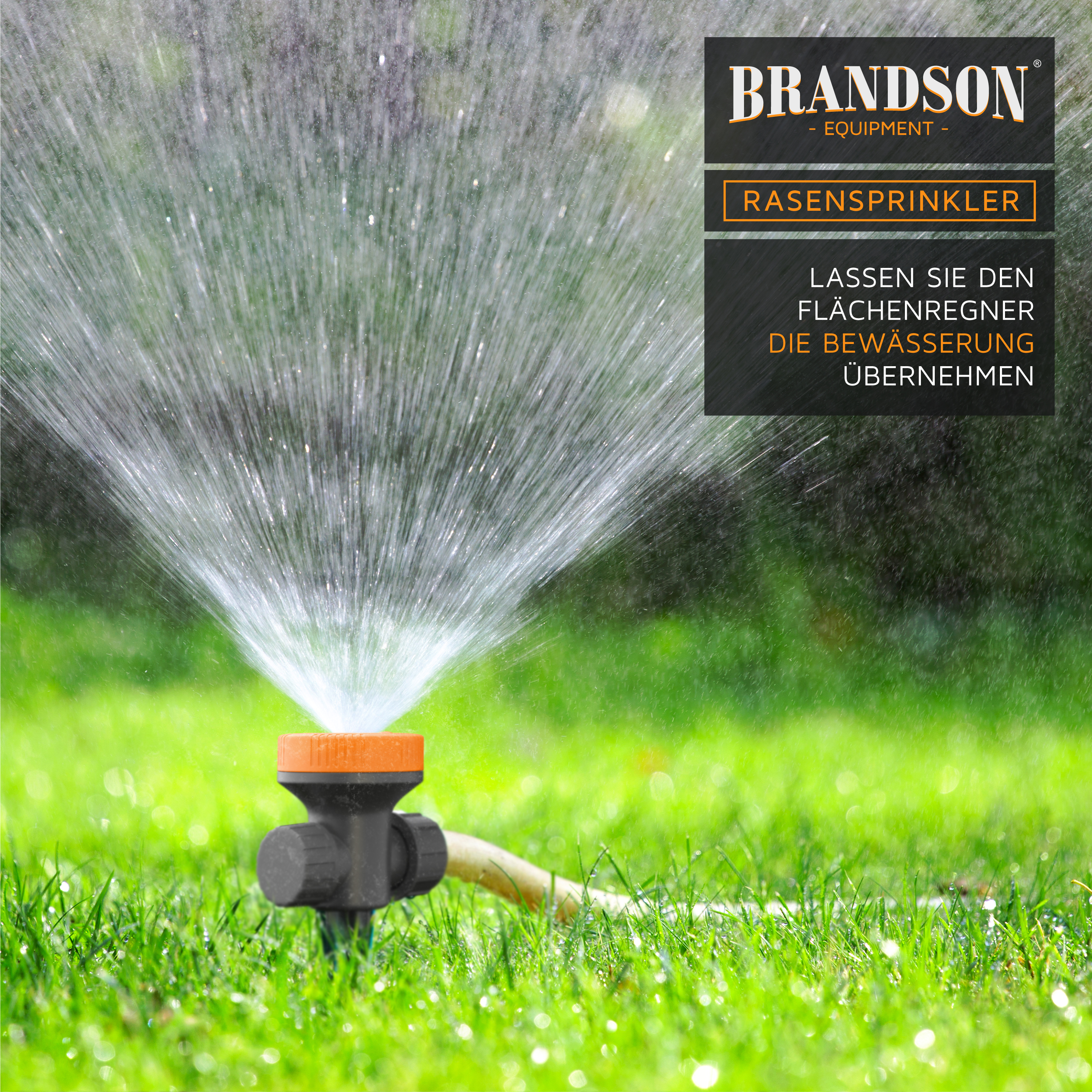 Brandson Rasensprinkler in Aktion, sprüht Wasser auf grünes Gras, mit orangefarbenem Kopf und grauem Gehäuse.