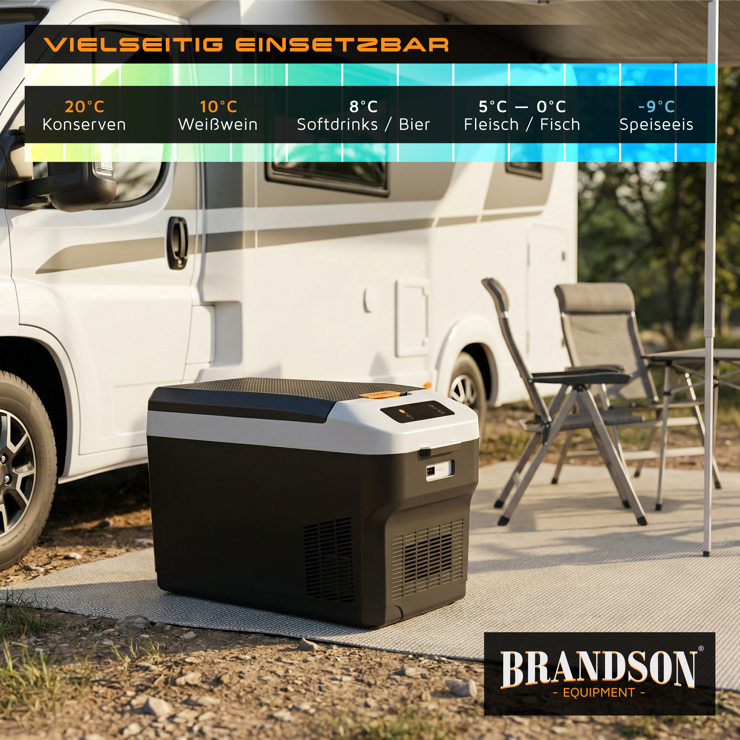 Mobile Kühlbox von Brandson mit schwarz-weißem Design, Digitalanzeige und Bedienfeld, platziert im Freien neben einem Wohnmobil.