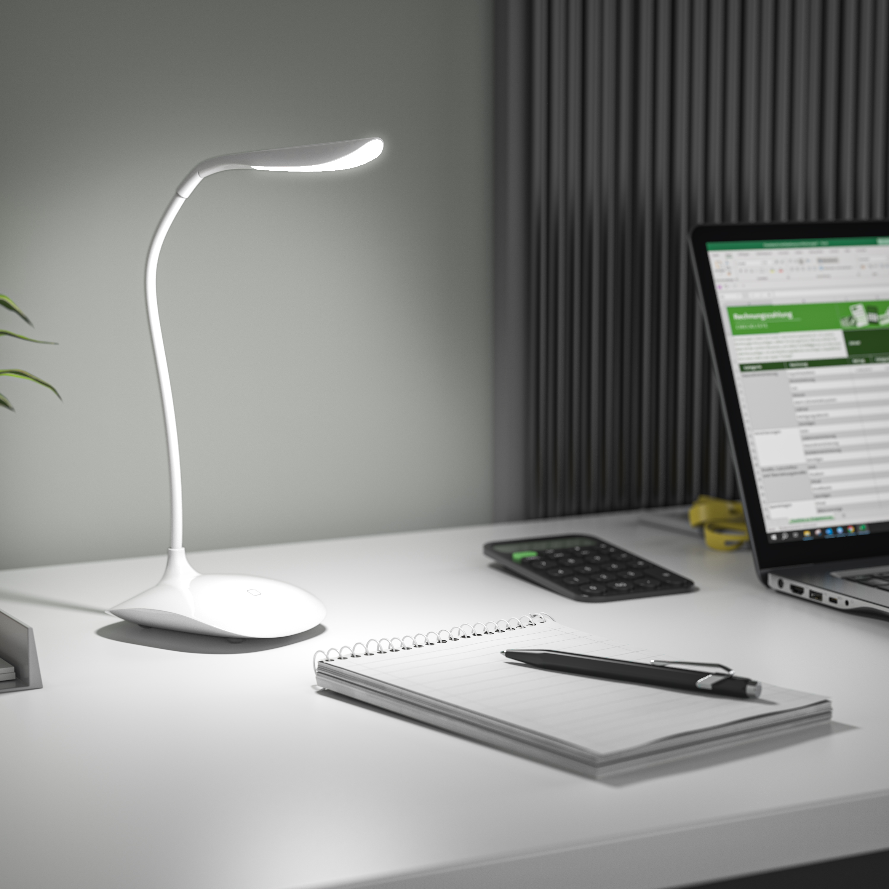 Brandson Schreibtischlampe in Weiß mit flexiblem Hals und LED-Beleuchtung auf einem Schreibtisch neben einem Laptop und Notizblock.