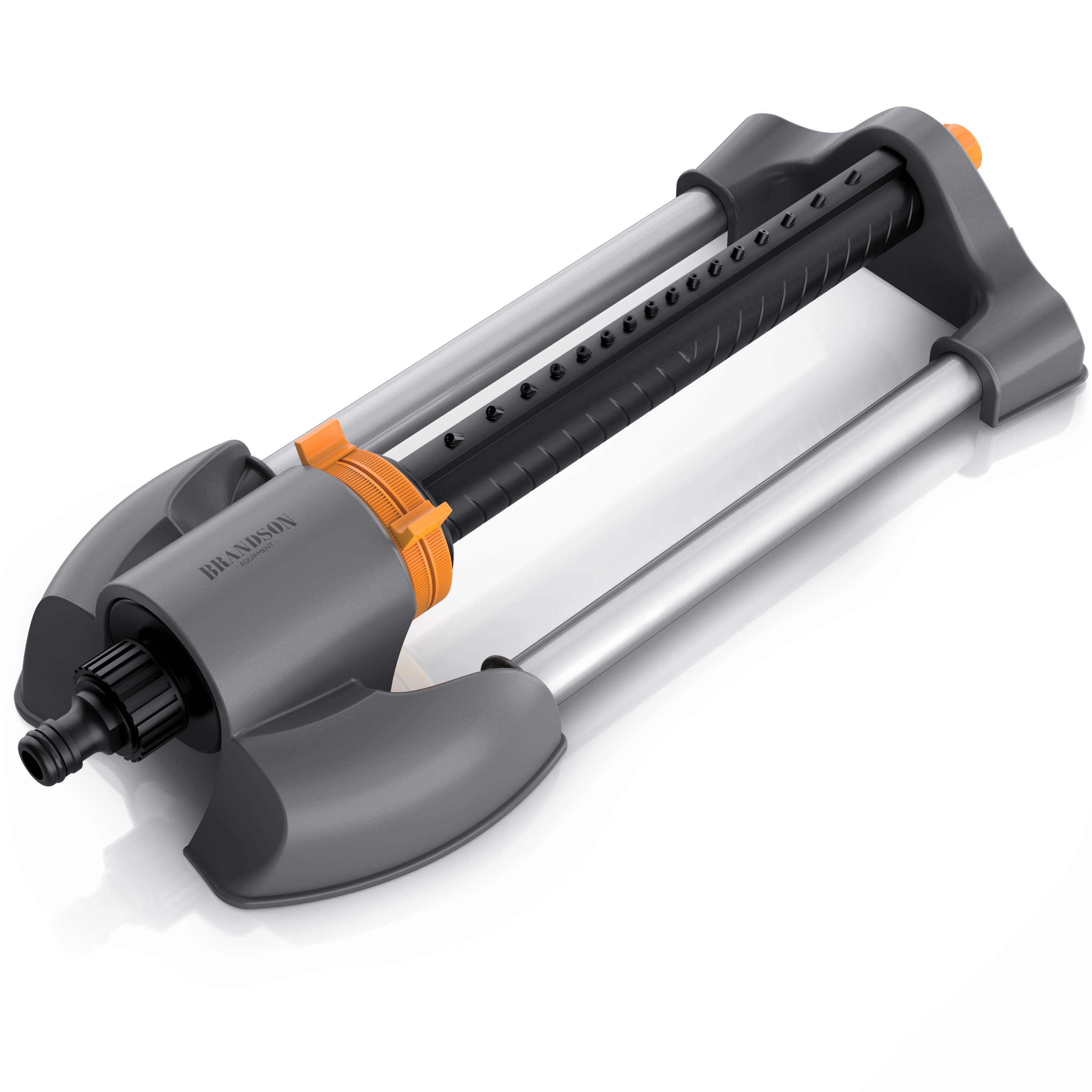 Oszillierender Rasensprinkler von Brandson mit einstellbarem Sprühmuster, grauem und orangefarbenem Design, mit stabiler Basis und Anschluss für Gartenschlauch.