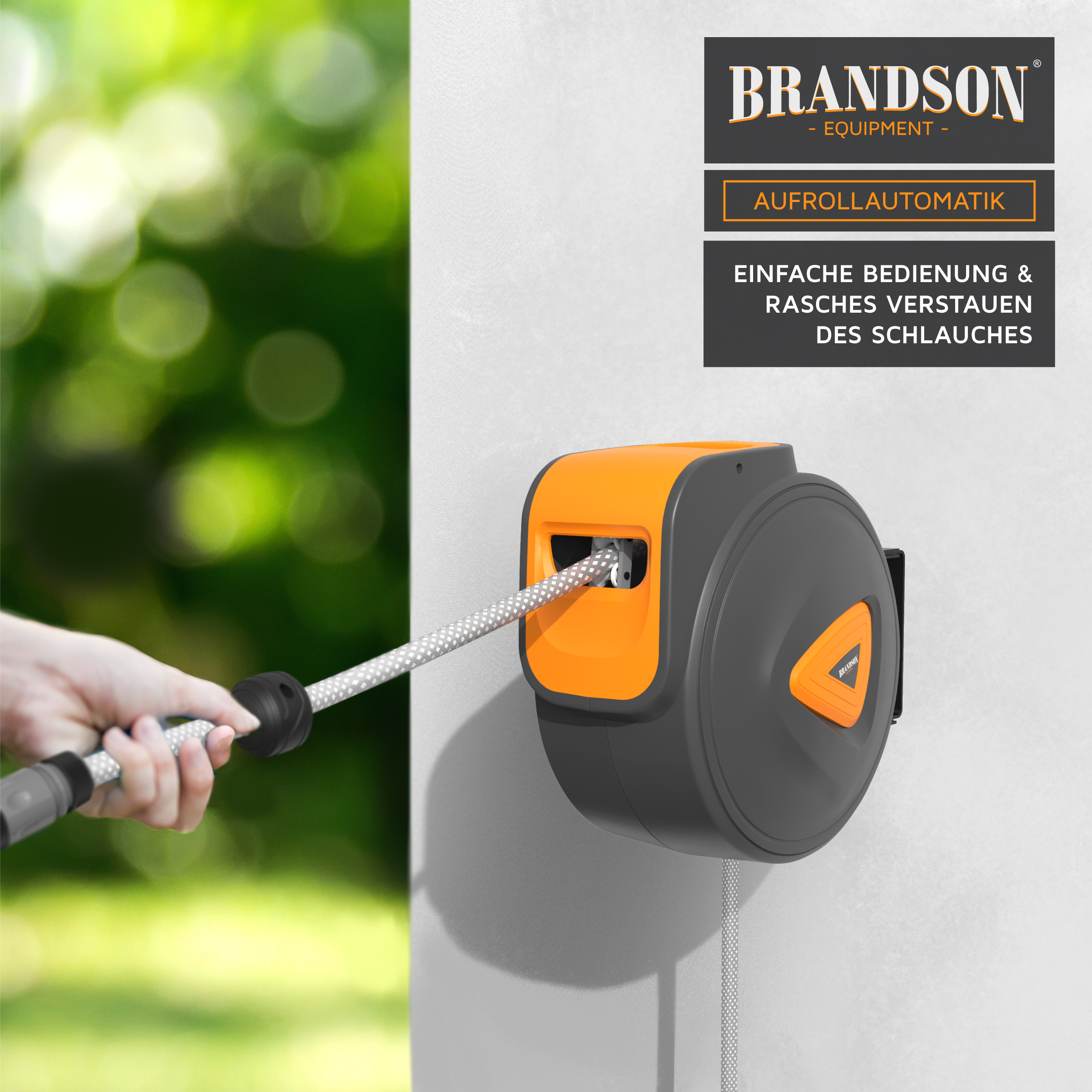 Brandson Schlauchaufroller mit automatischer Aufrollfunktion in Grau und Orange, an der Wand montiert, mit sichtbarem Schlauch und Handgriff.