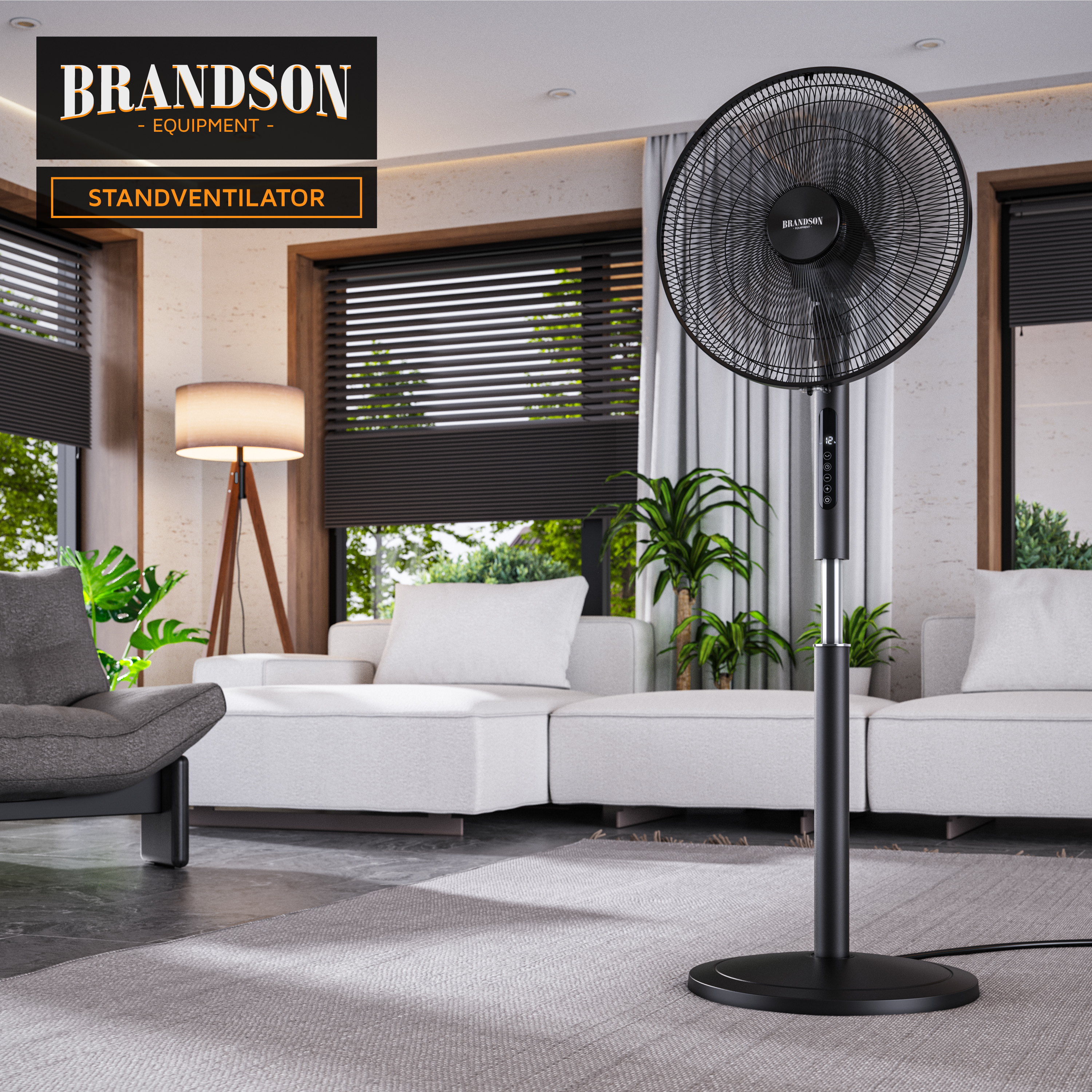 Brandson Standventilator in Schwarz mit stabiler Basis, Bedienfeld und modernem Design, platziert in einem hellen Wohnraum.