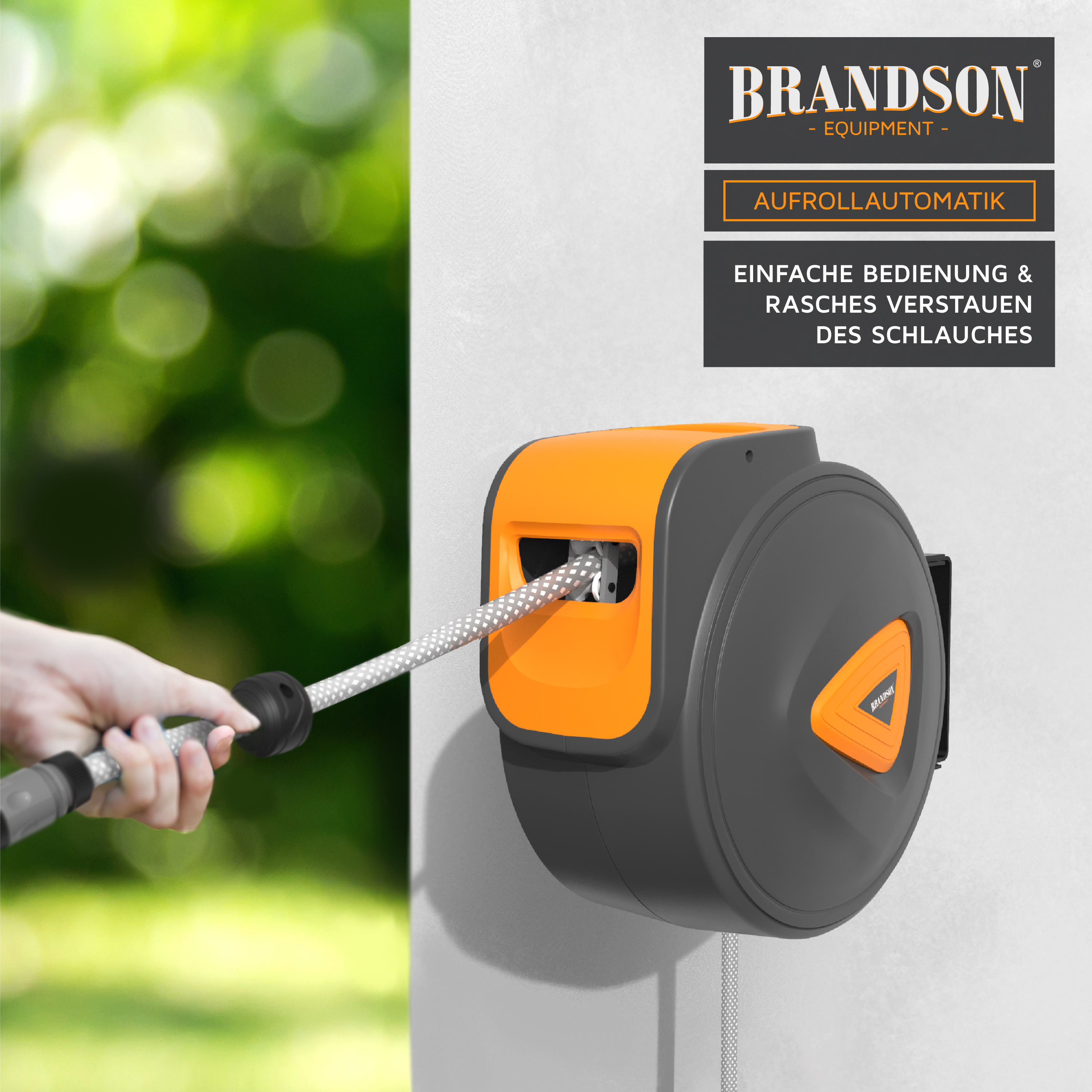 Brandson Schlauchaufroller mit automatischer Aufrollfunktion in grau und orange, montiert an einer Wand, mit sichtbarem Schlauch.