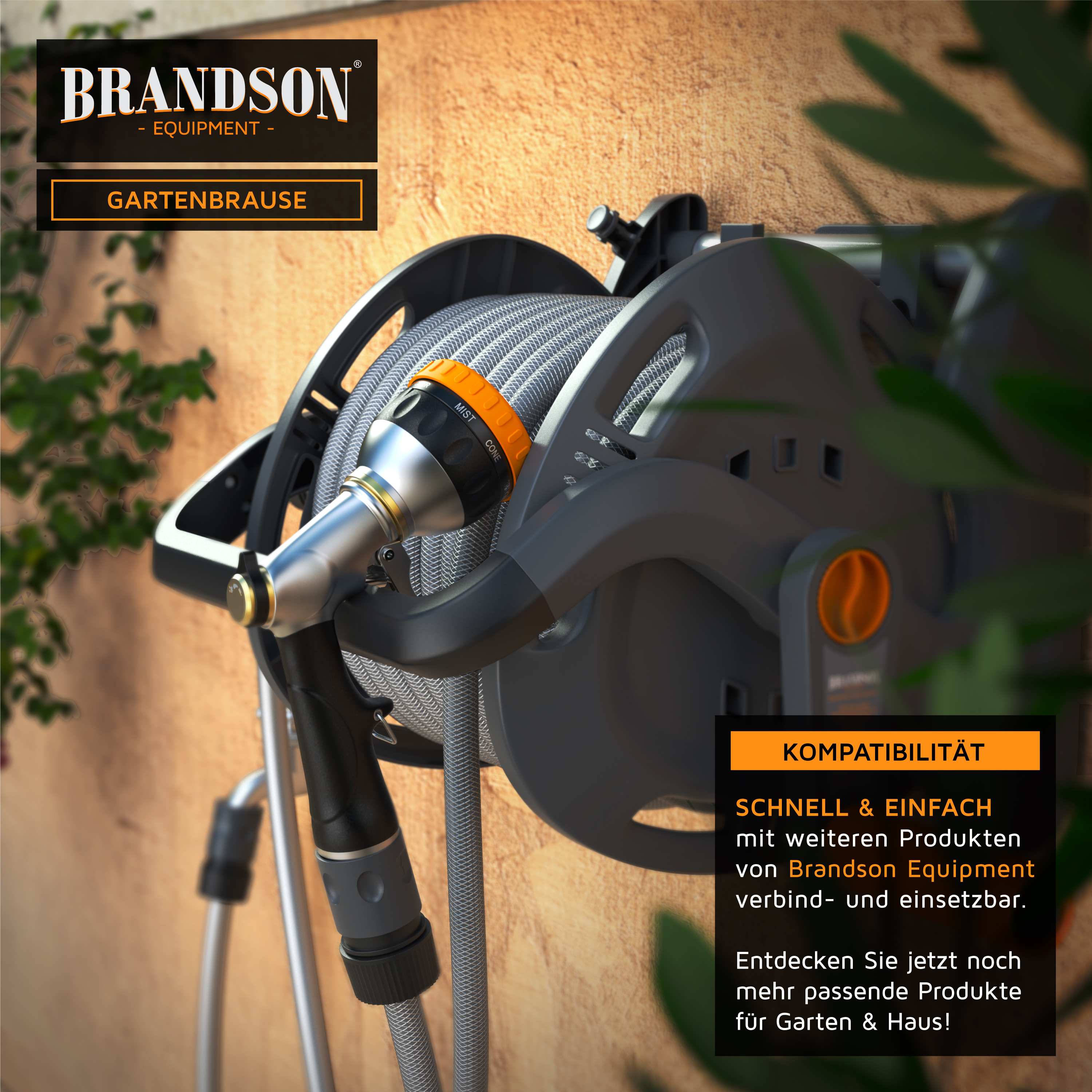 Brandson-Gartenschlauchtrommel mit grauem und orangefarbenem Design, mit Sprühdüse und an der Wand montiert, ideal für die Bewässerung im Freien.