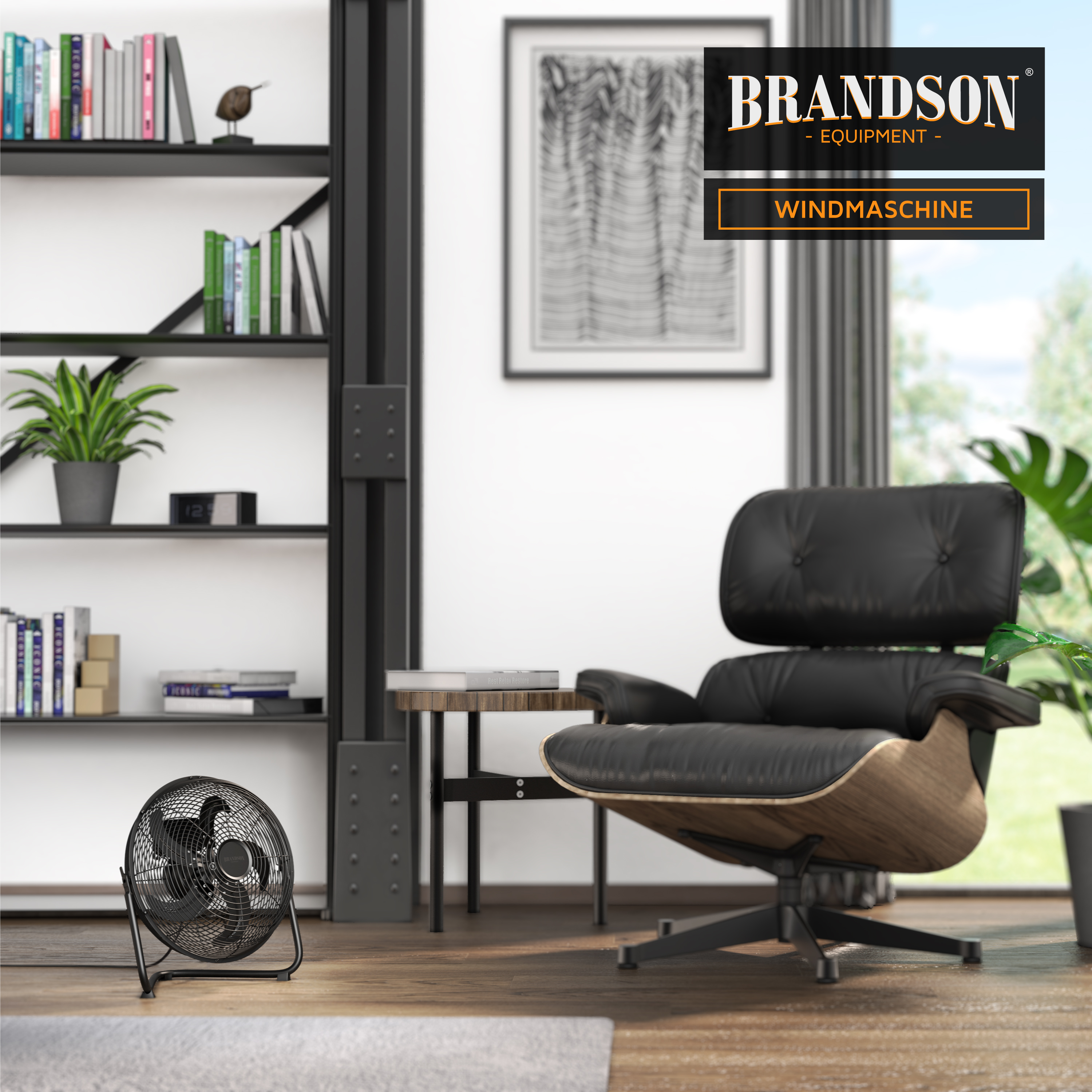 Windmaschine von Brandson in Schwarz mit stabilem Metallrahmen, platziert in einem modernen Wohnzimmer neben einem stilvollen Stuhl und einem Bücherregal.