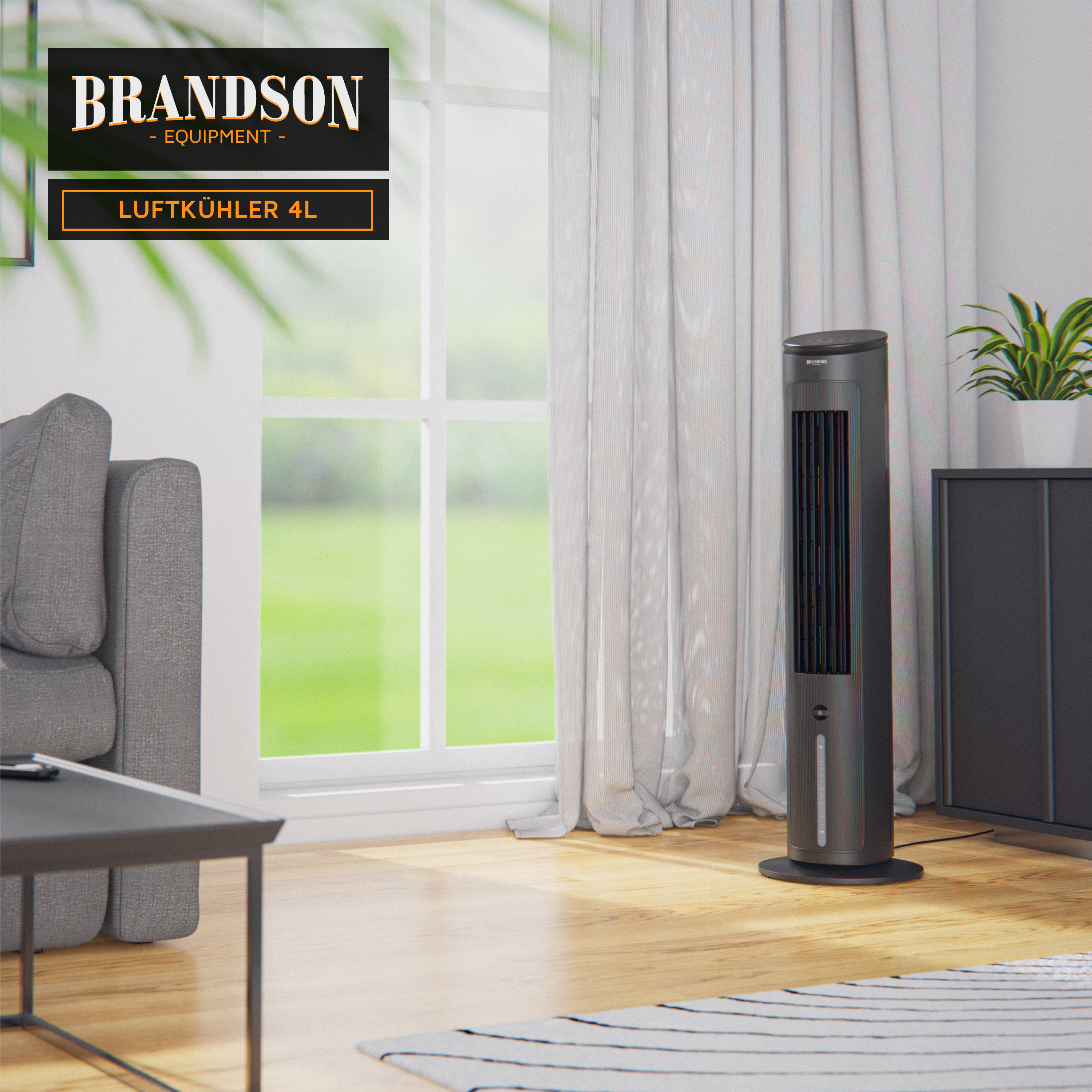 Brandson Luftkühler 4L in schlanker Bauform, graues Gehäuse, mit Bedienfeld und Fernbedienung, auf einem Holzfußboden neben einem Sofa.