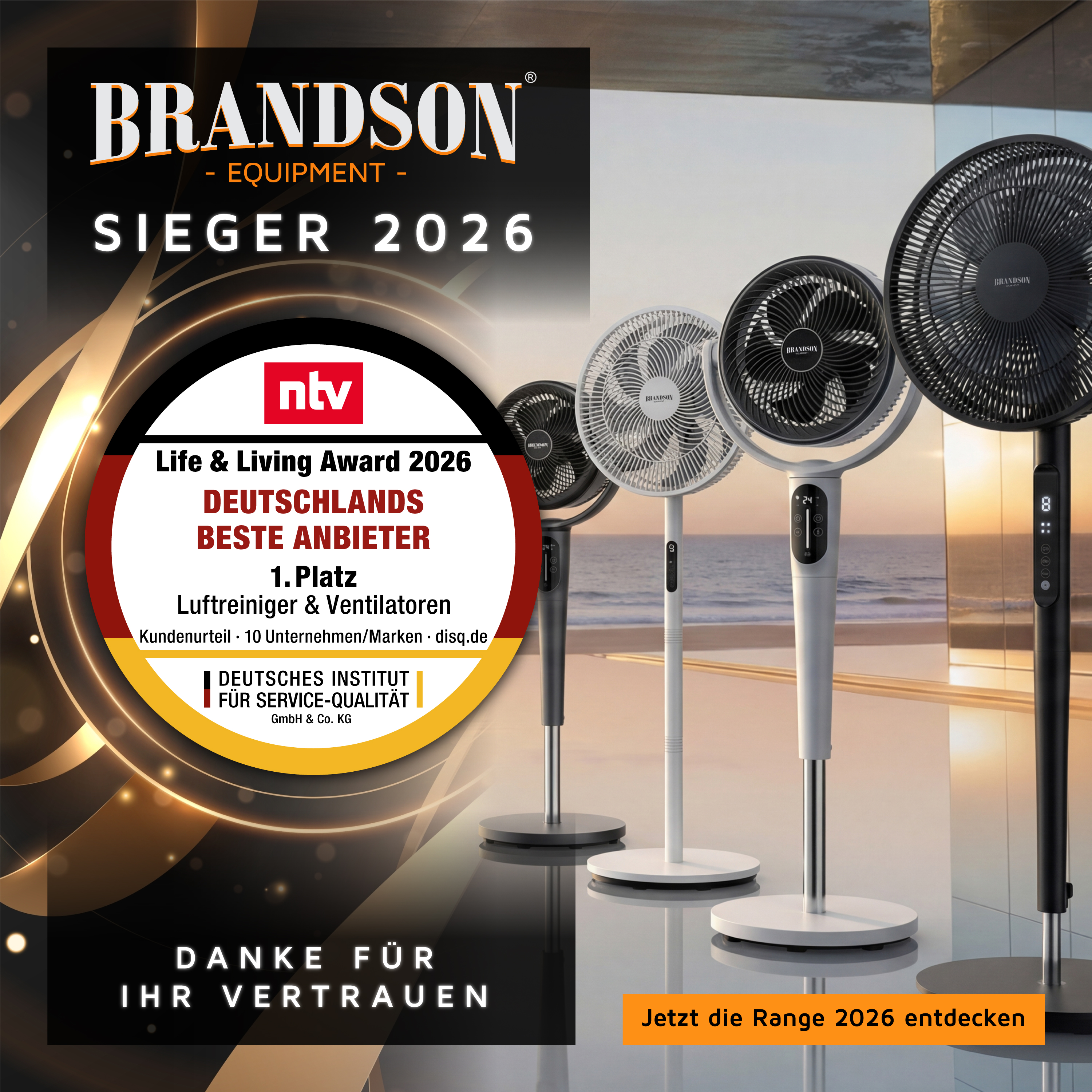 Brandson Standventilatoren in verschiedenen Farben mit modernem Design, Bedienfeld und stabilen Standfüßen, präsentiert in einem eleganten Raum.