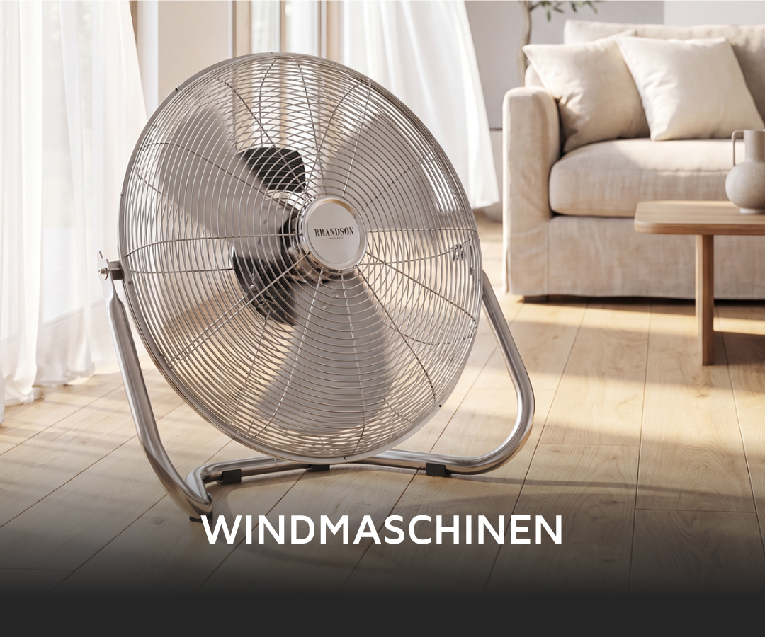 Brandson-Windmaschine mit Metallrahmen und Schutzgitter, positioniert in einem hellen Wohnzimmerambiente.