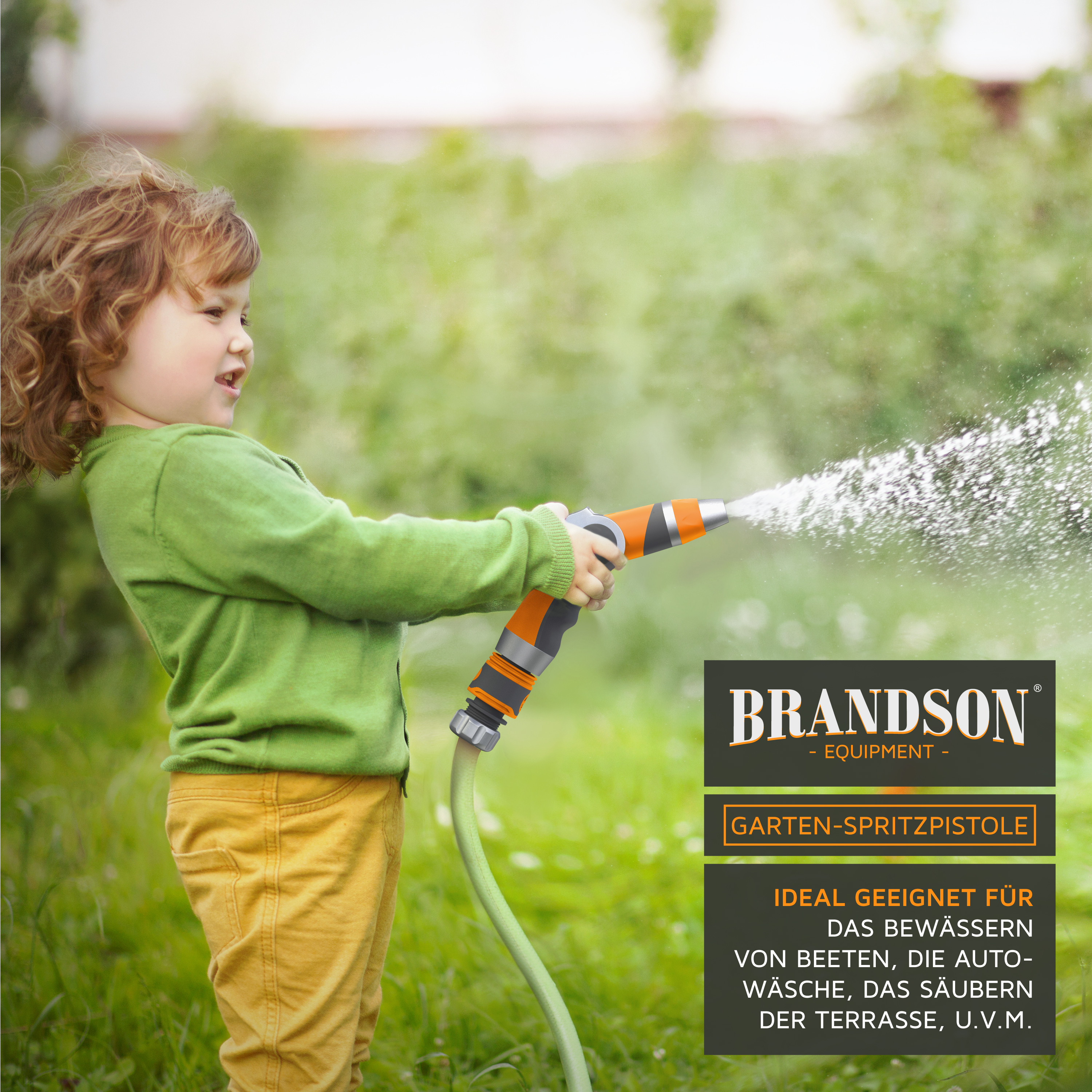 Brandson-Gartenspritzpistole mit orangefarbenen und grauen Akzenten, gehalten von einem Kind, das Pflanzen in einer grünen Außenumgebung gießt.