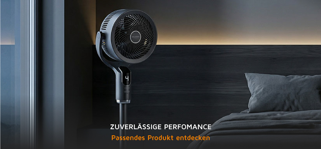 Brandson Standventilator mit elegantem schwarzem Design, einstellbarer Höhe und Digitalanzeige, positioniert in einer modernen Schlafzimmerumgebung.