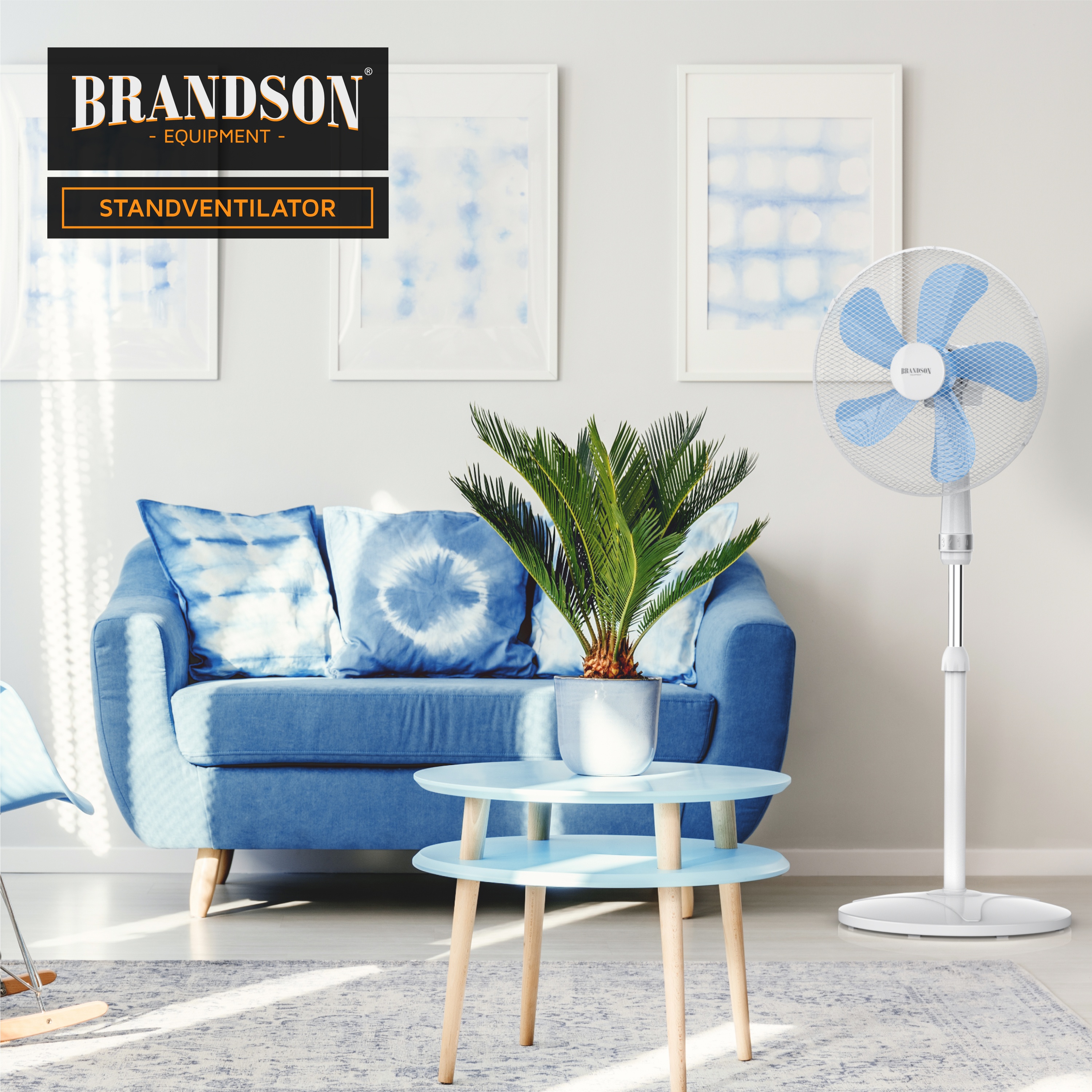 Brandson Standventilator im modernen Design mit blauen Blättern und weißem Standfuß, platziert in einem hellen Wohnzimmer.