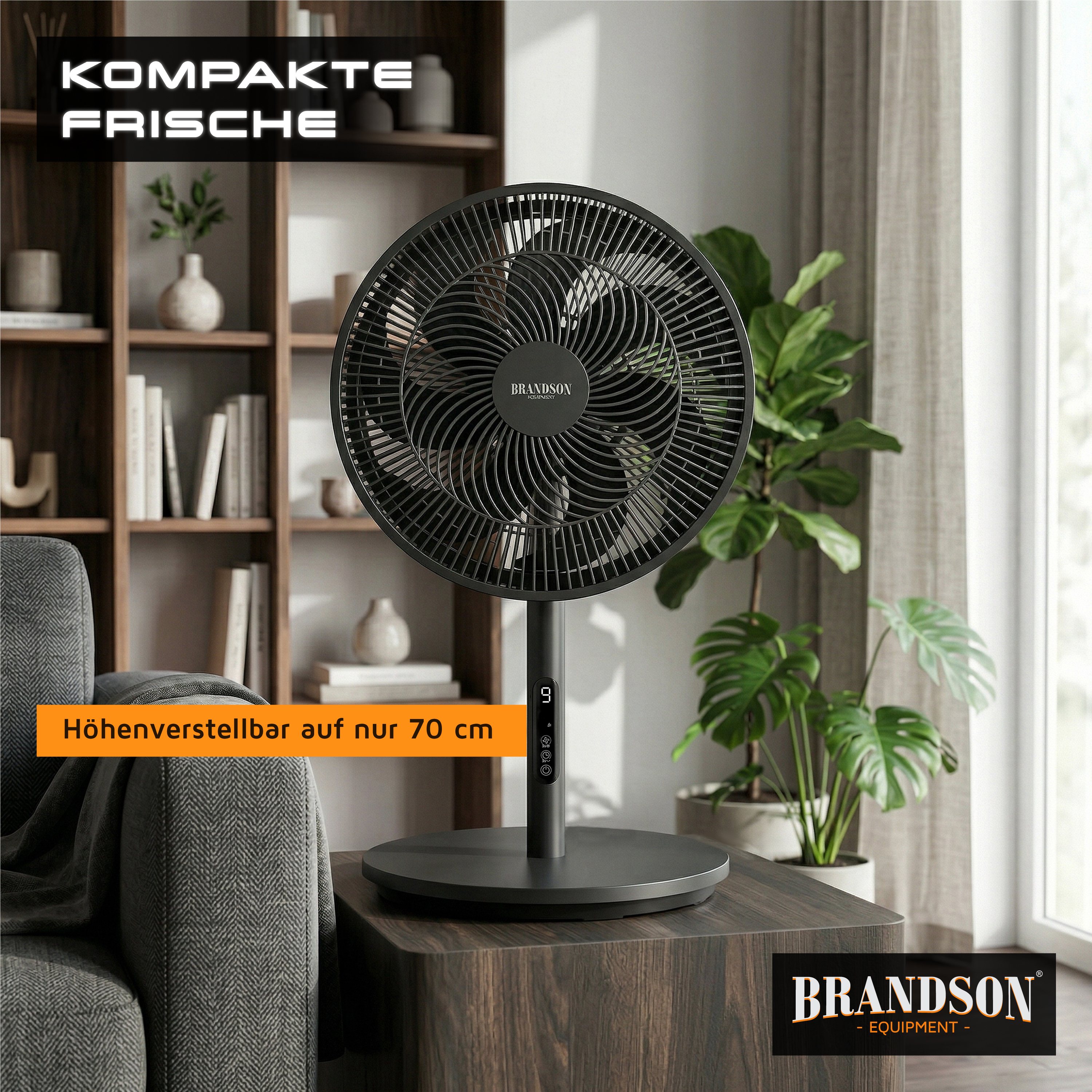 Brandson Standventilator in Schwarz mit höhenverstellbarem Standfuß und Bedienfeld, platziert in einem modernen Wohnraum.