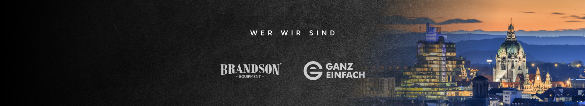 Brandson-Logo auf dunklem Hintergrund mit Skyline einer Stadt, das die Markenidentität der ganz einfach GmbH verdeutlicht.