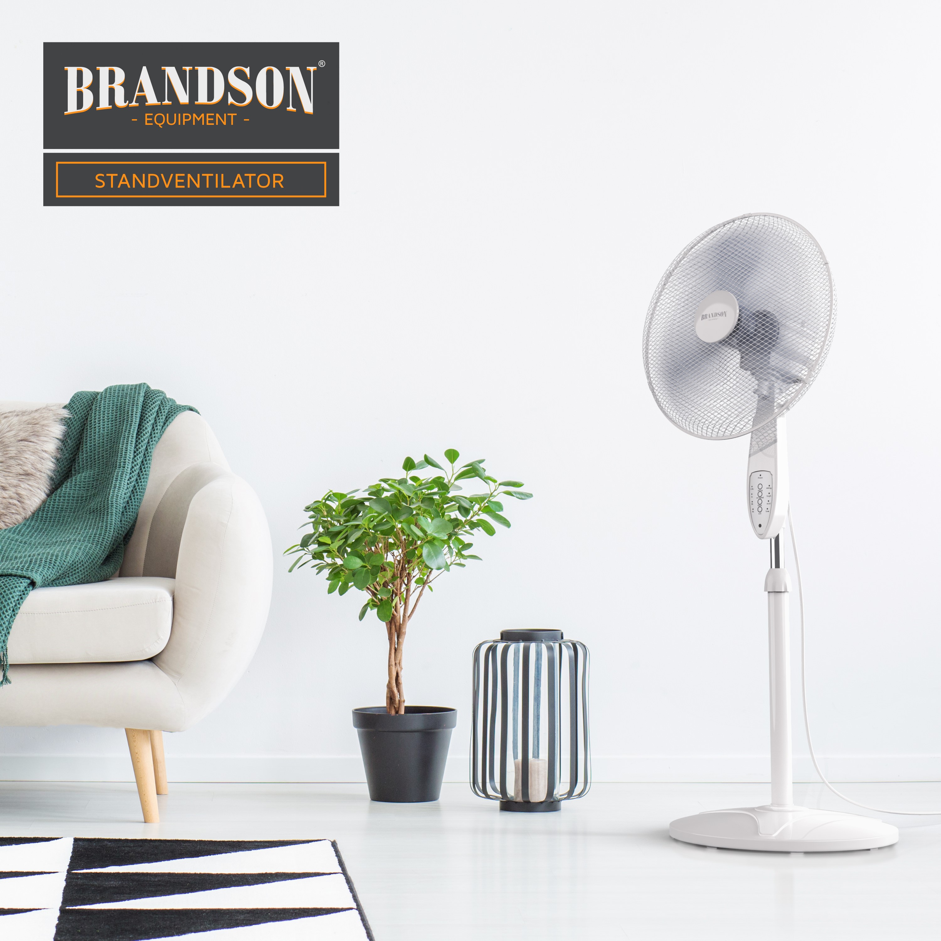 Brandson Standventilator in Weiß mit verstellbarem Standfuß und Bedienfeld, platziert neben einem Sofa und Pflanzen.