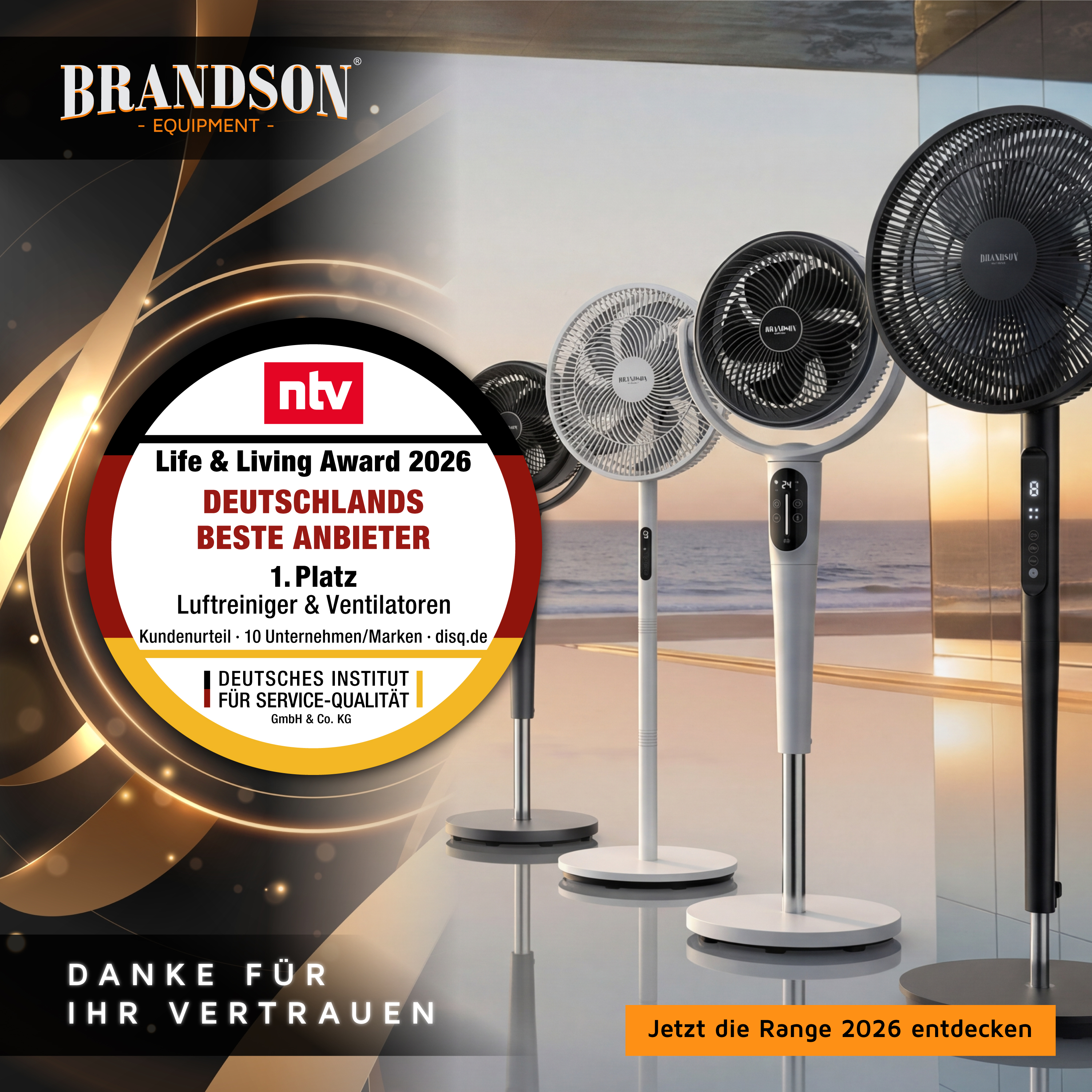 Brandson Standventilator in verschiedenen Farben mit elegantem Design, Fernbedienung und Digitalanzeige, präsentiert in einem modernen Ambiente.