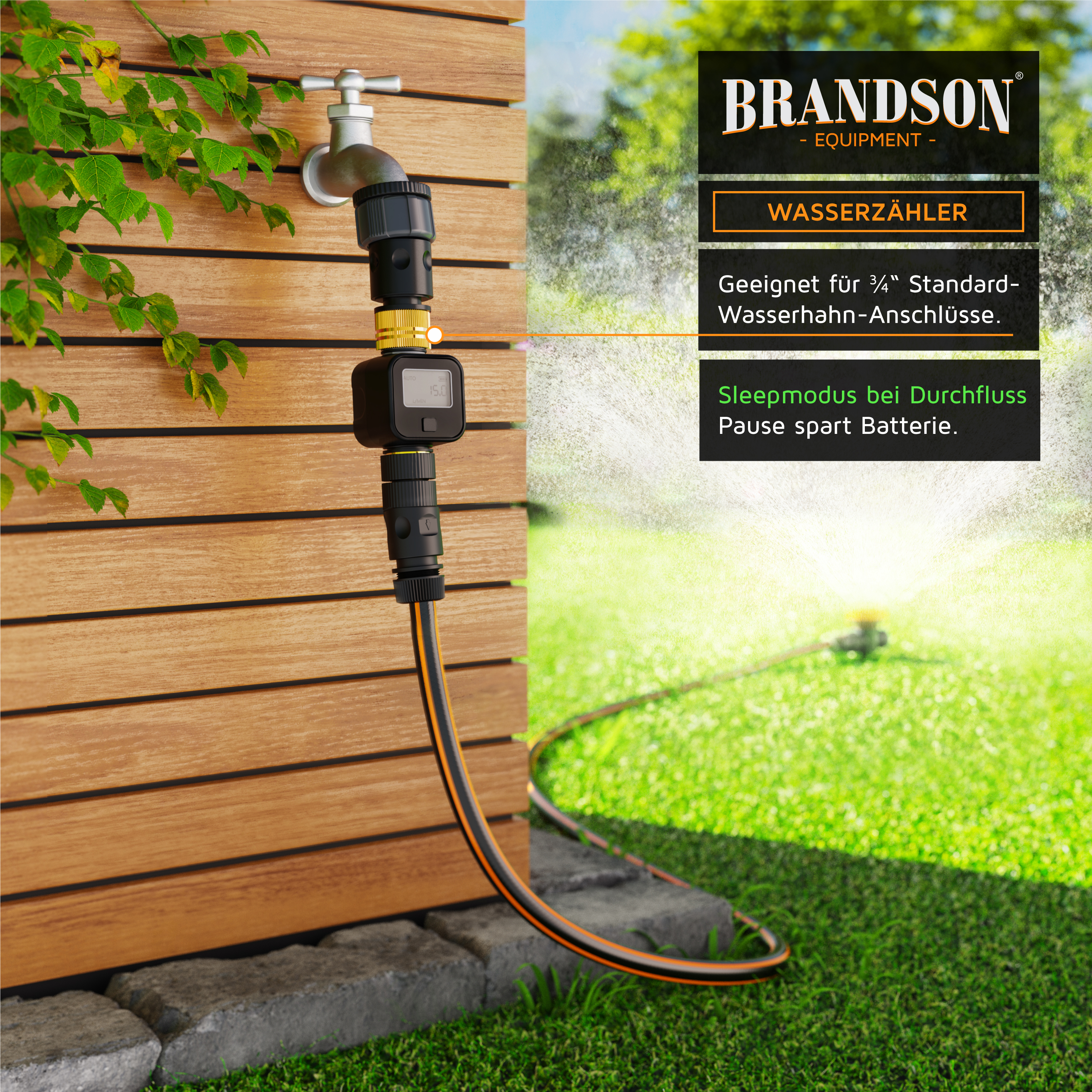 Brandson Wasserzähler mit digitalem Display, schwarzem Gehäuse und flexiblen Anschlüssen, montiert an einem Wasserhahn.