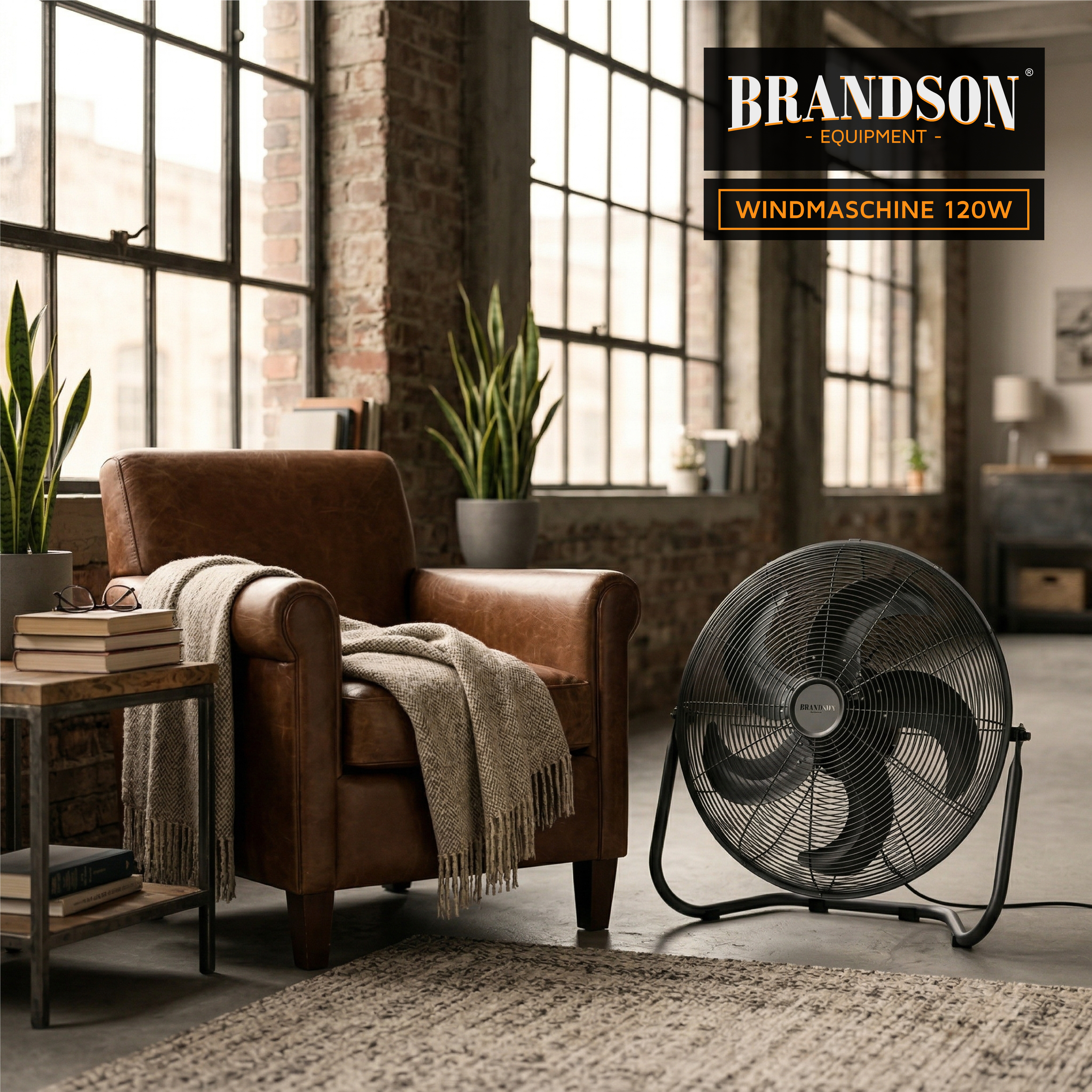 Brandson Windmaschine mit schwarzem Metallrahmen und fünf Lüfterblättern, platziert neben einem Sessel in einem modernen Raum.