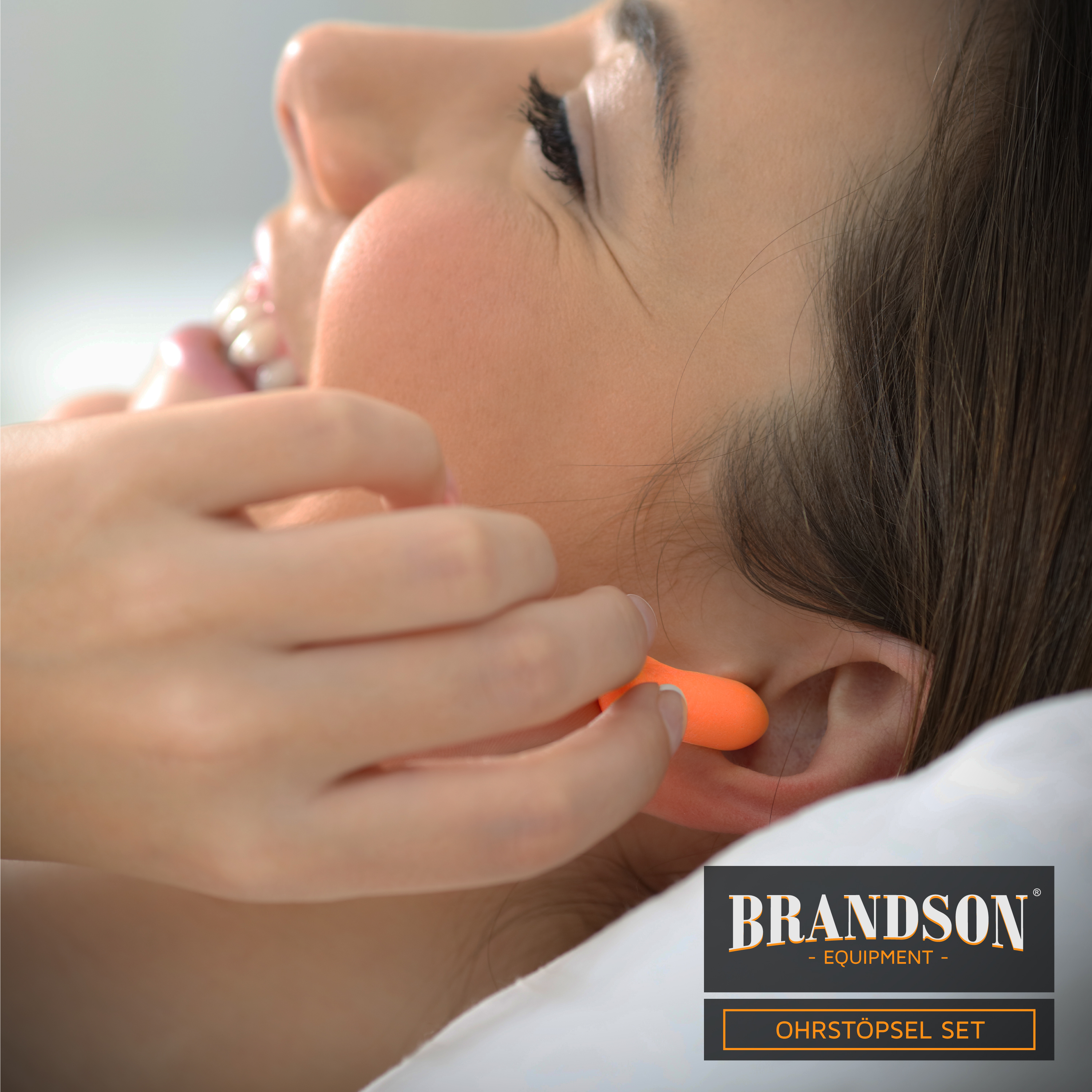 Brandson Ohrstöpsel-Set in Orange, bequem in das Ohr eingesetzt, ideal für Ruhe und Entspannung.