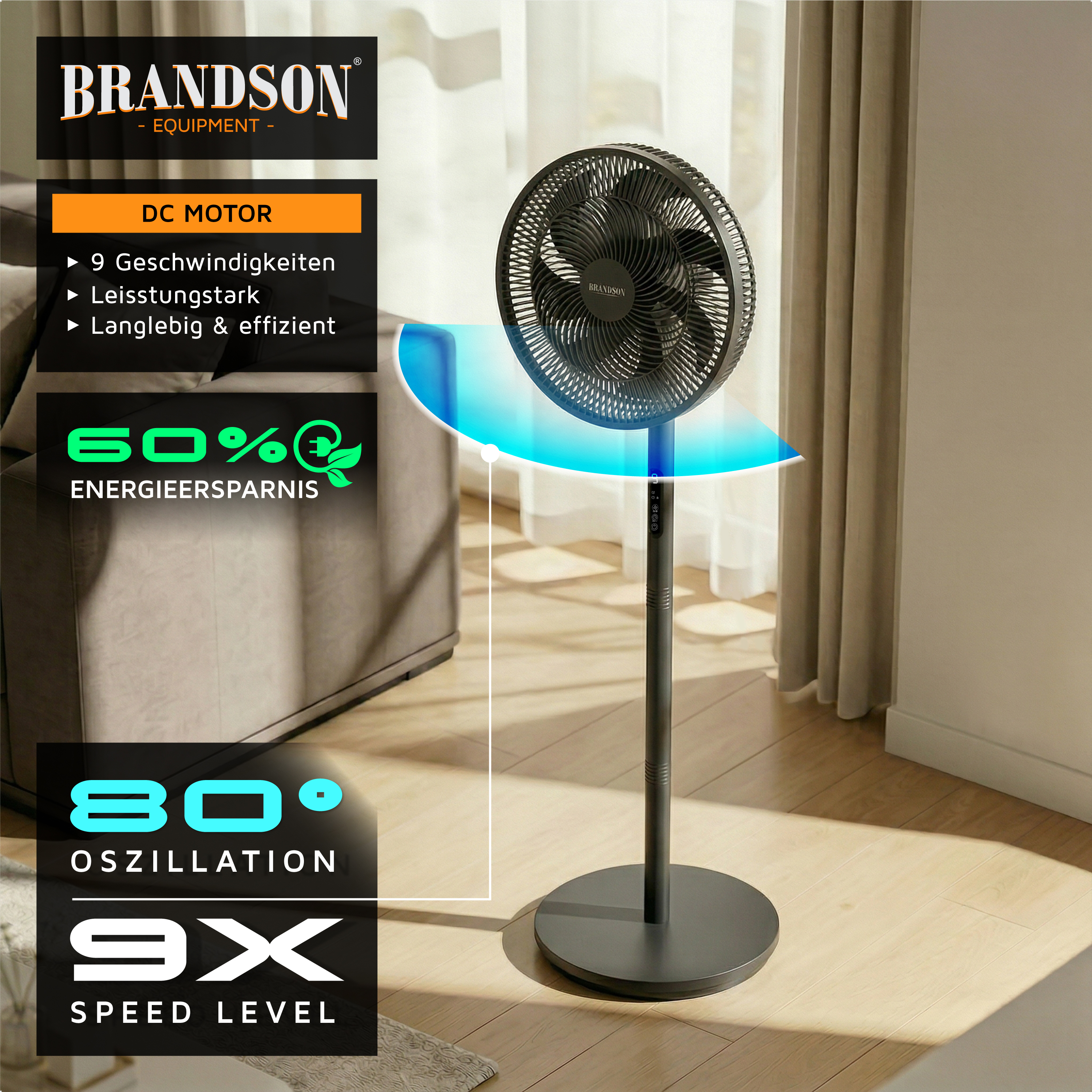 Brandson Standventilator mit schlankem Design, schwarzer Farbe, Fernbedienung und stabilem Sockel, positioniert in einem hellen Wohnzimmer.