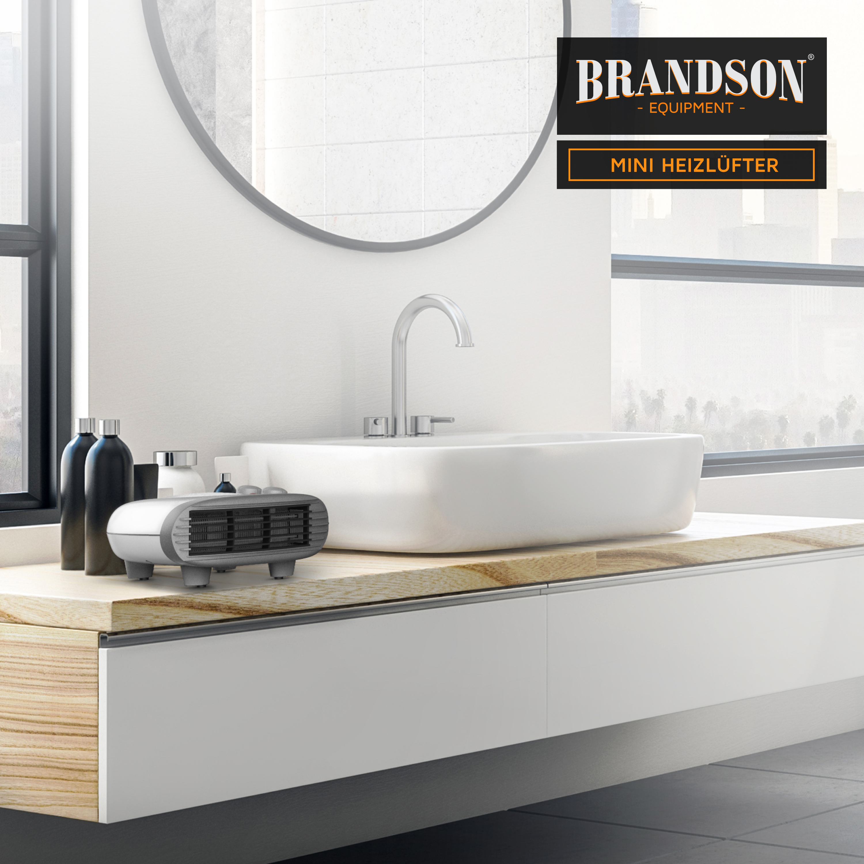 Brandson Mini Heizlüfter in Weiß mit grauen Lüftungsschlitzen, auf einem Holzregal neben einem Waschbecken platziert.
