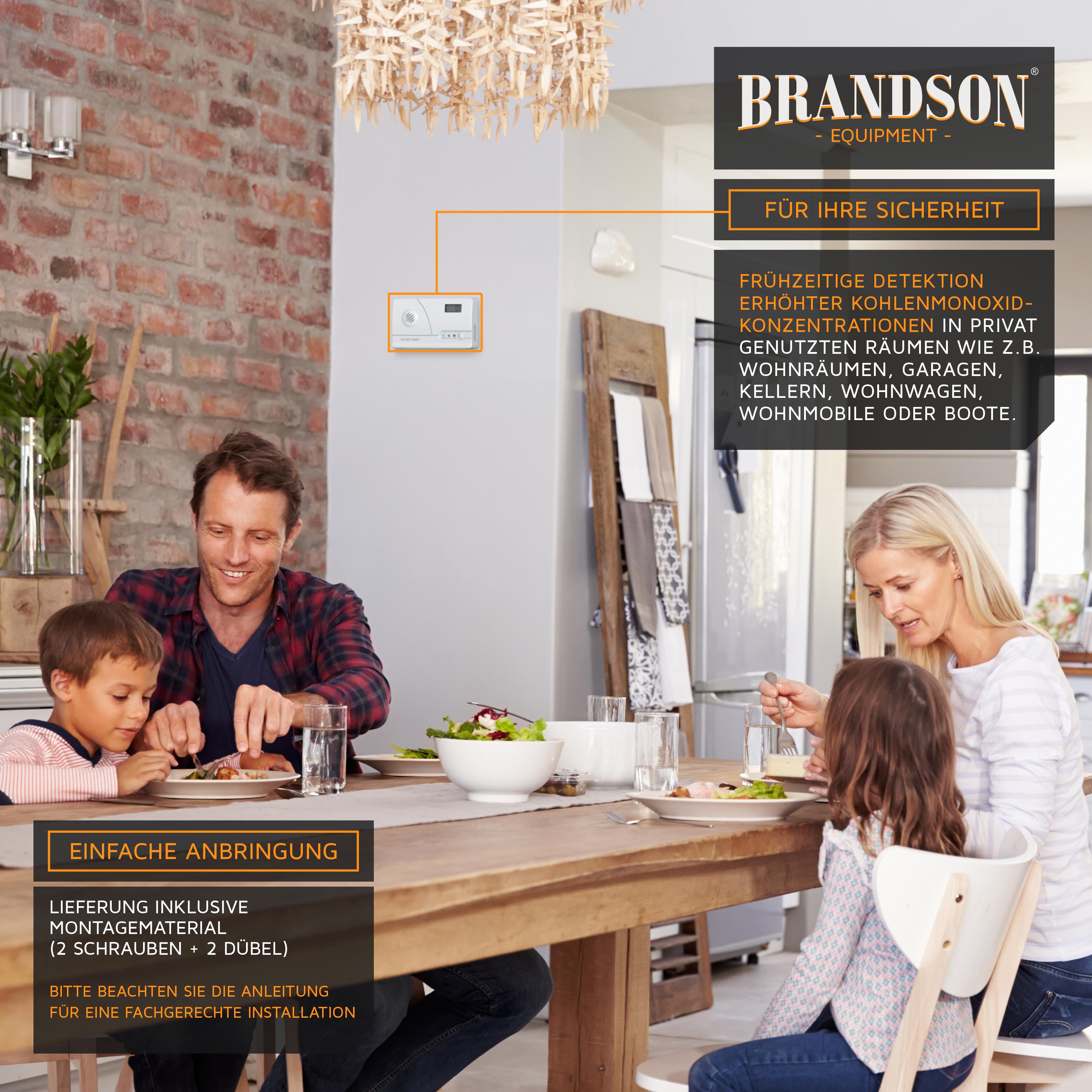 Brandson Kohlenmonoxidmelder mit digitalem Display, montiert an einer Wand in einem modernen Wohnraum, umgeben von einer Familie beim Essen.