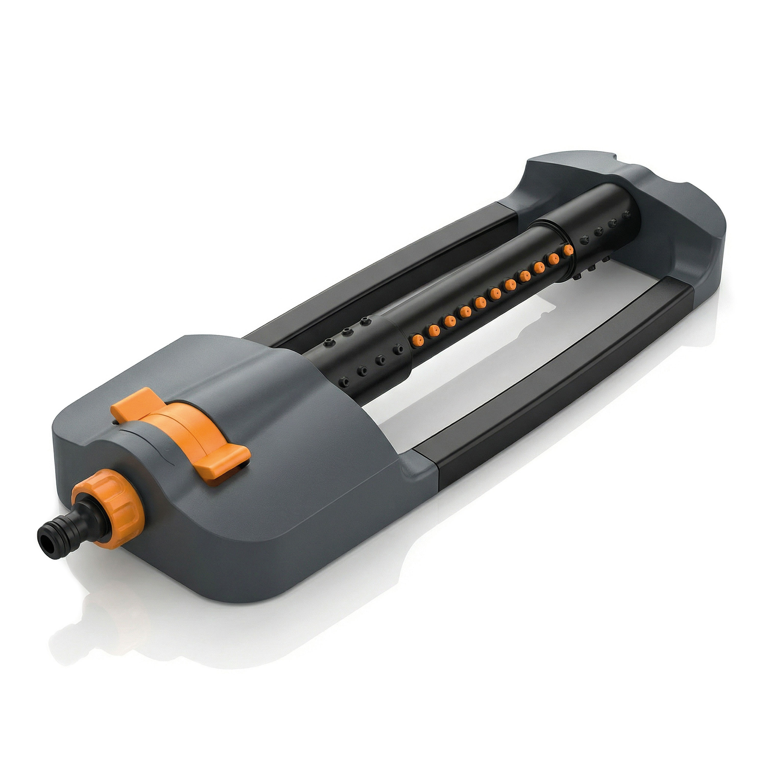 Brandson Sprinkler mit grauem Gehäuse und orangefarbenen Bedienelementen, geeignet für die Bewässerung von Gärten.