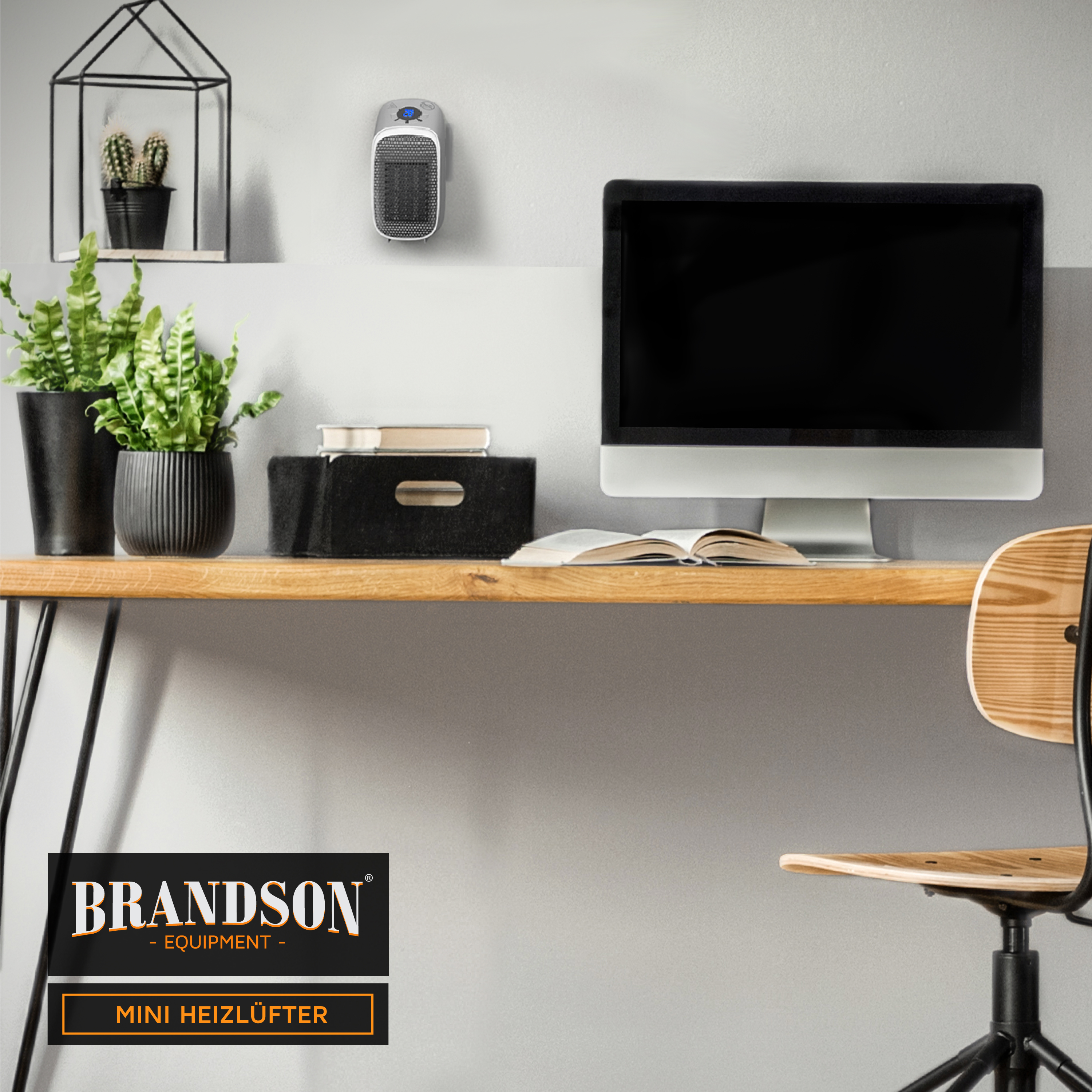 Mini-Heizgerät von Brandson in einem modernen Arbeitsbereich mit kompaktem Design, silberner Farbe und sichtbarem Bedienfeld.